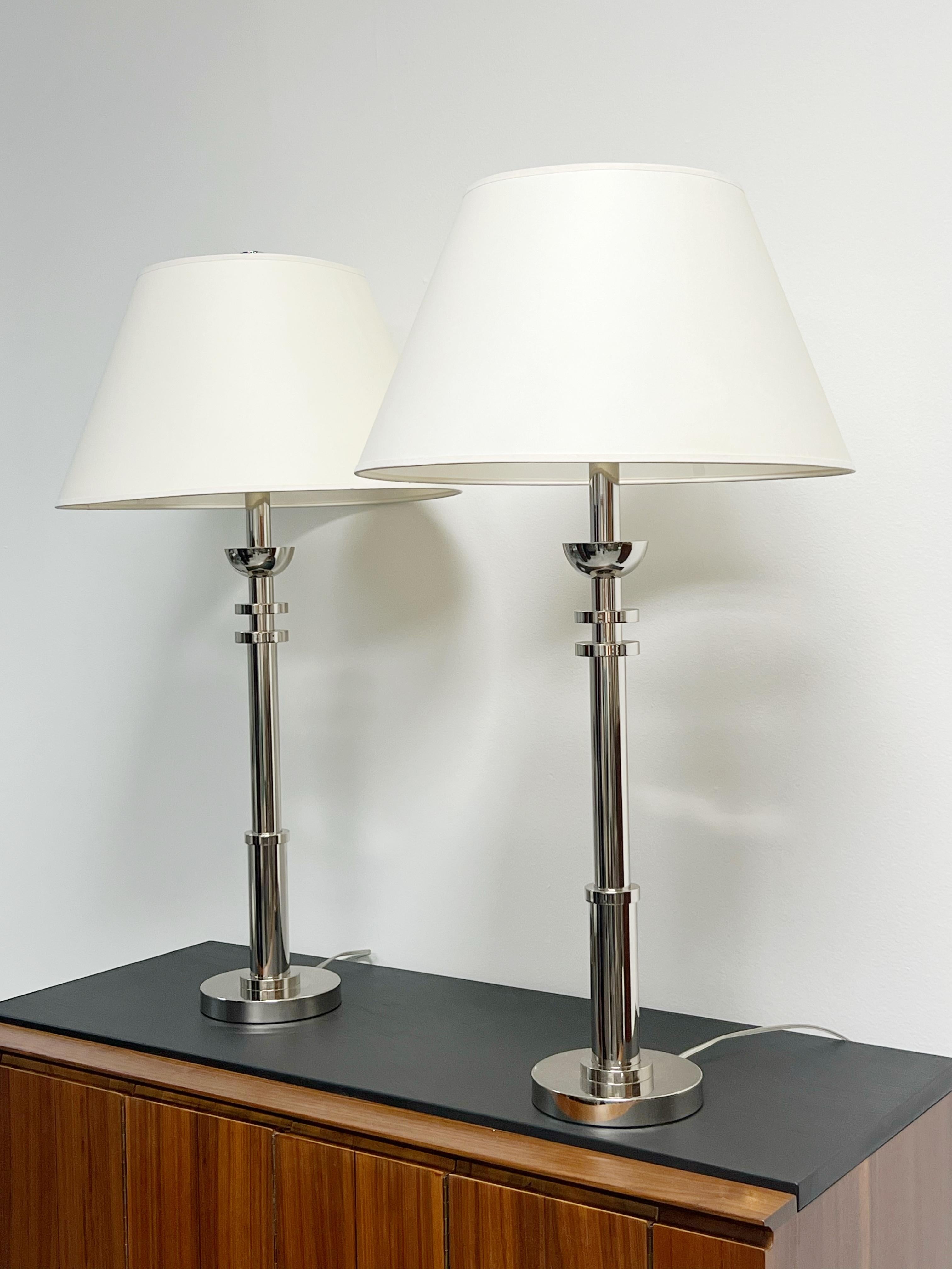 Una sofisticata coppia di lampade da tavolo Ralph Lauren in nichel lucido, questi pezzi di illuminazione incarnano il connubio caratteristico del designer tra forme senza tempo e glamour sobrio. Ogni lampada ha un corpo in metallo con finitura in