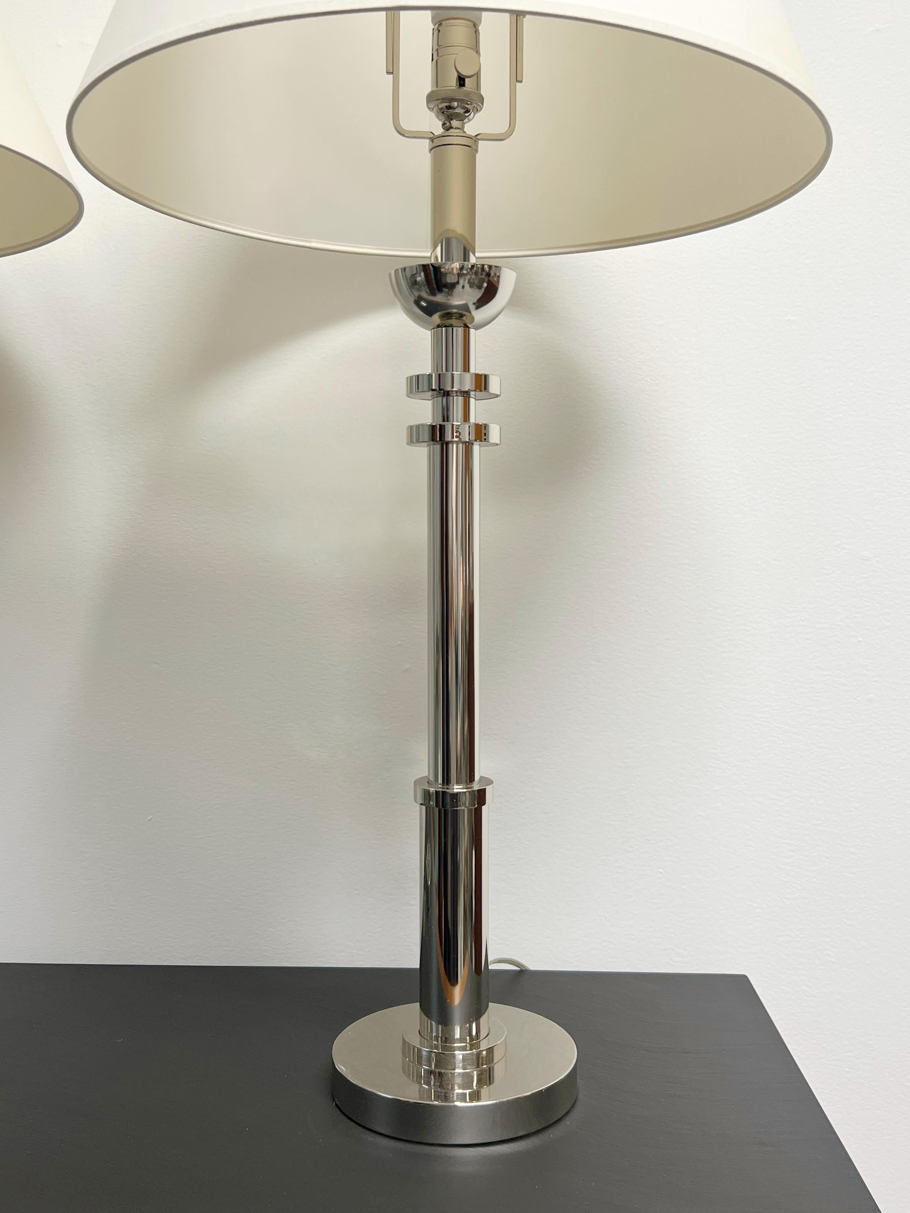 Nickel Ralph Lauren Coppia di lampade da tavolo in nichel Art Deco in vendita