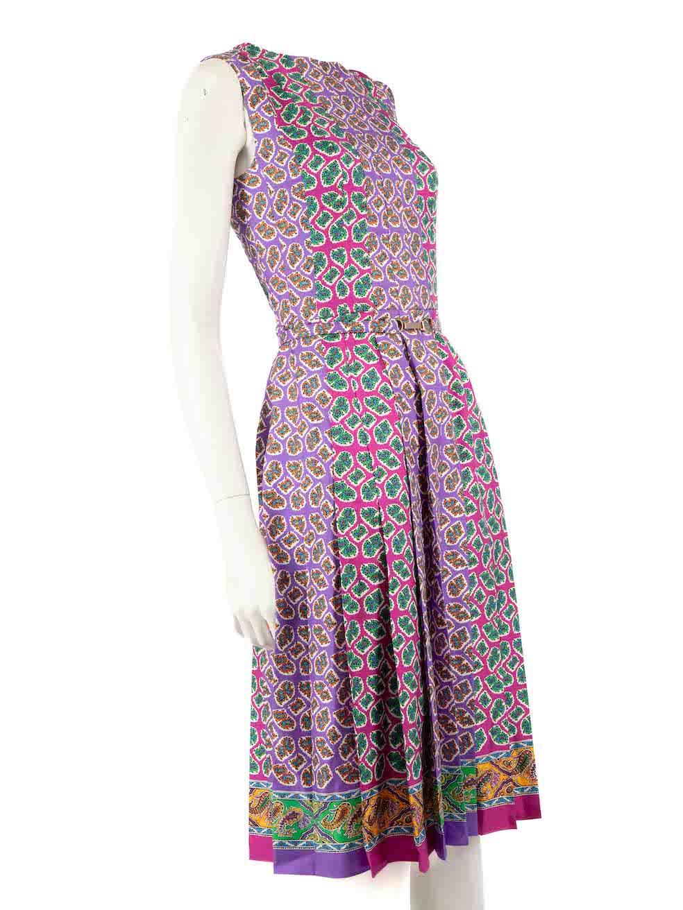 El ESTADO es Nunca usado, con etiquetas. Este nuevo artículo de reventa del diseñador Ralph Lauren no presenta ningún desgaste visible.
 
 
 
 Detalles
 
 
 Multicolor - tono morado
 
 Seda
 
 Vestido
 
 Estampado Paisley
 
 Sin mangas
 
 Cuello