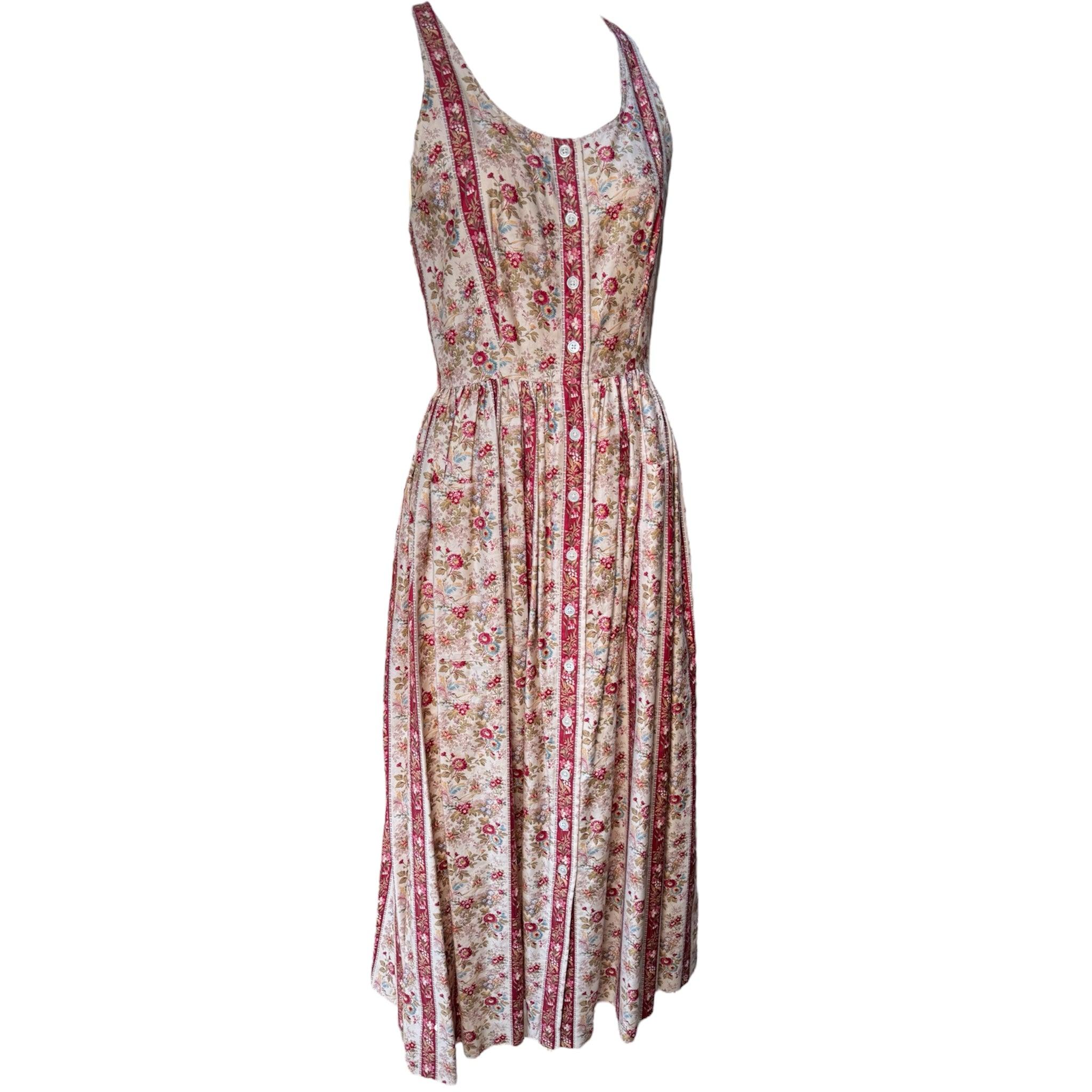 Pièce ancienne de Ralph Lauren. Robe de soleil intemporelle des années 1980 en coton fleuri rose et crème.  Corsage ajusté avec jupe froncée, encolure dégagée et dos échancré. Boutons sur le devant de la robe. Longueur midi. Excellent