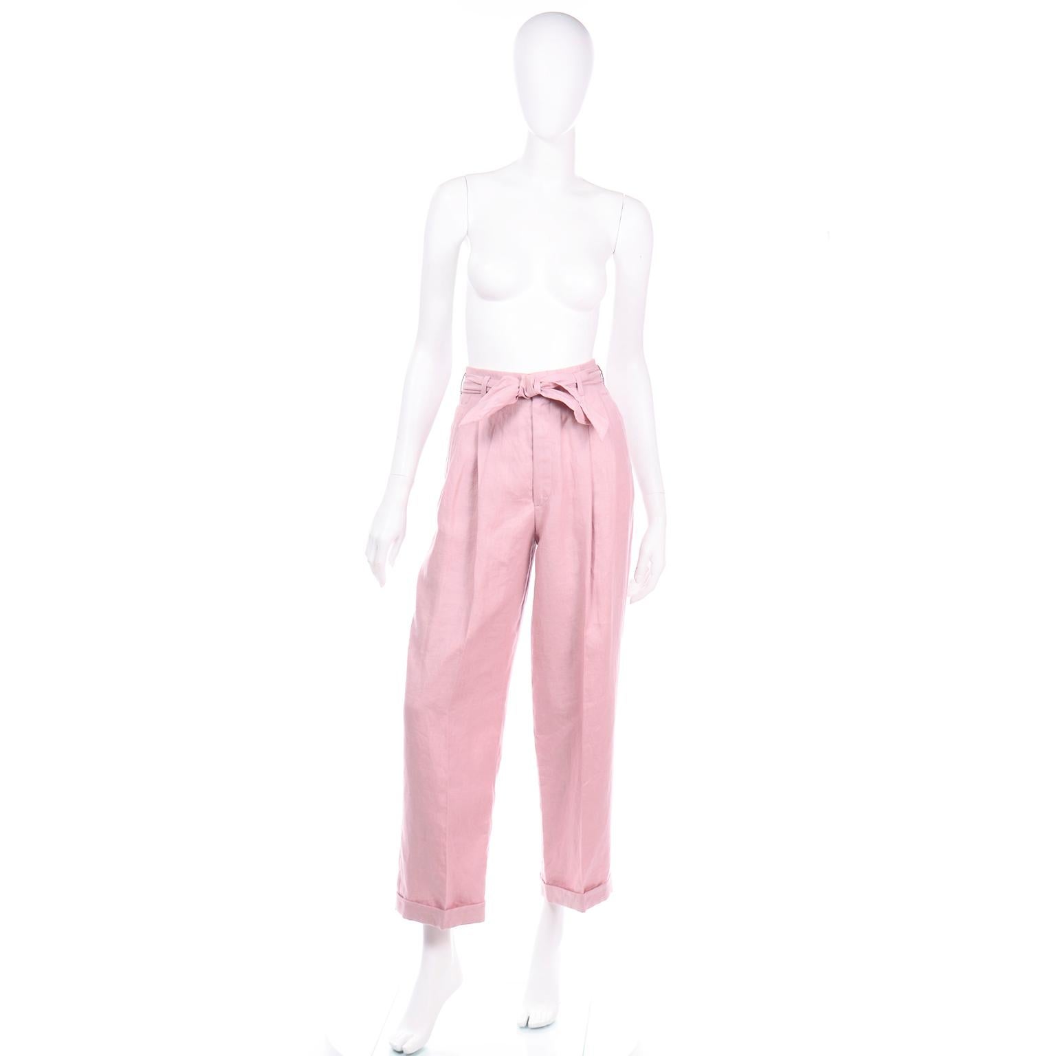 These vintage Ralph Lauren pink linen pants are so modern and would fit in seamlessly with other contemporary wardrobe pieces! We love the pretty shade of mauve pink and the great fabric sash style belt. Incredible mauve pink linen double pleated
