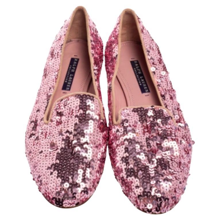 Haz una declaración de estilo estelar con estas zapatillas Ralph Lauren Quintessa Peltre. Cubiertos de lentejuelas rosas en el exterior, se apoyan en plantillas de piel y tacones bajos. La sencilla silueta sin cordones hace que el par sea cómodo de