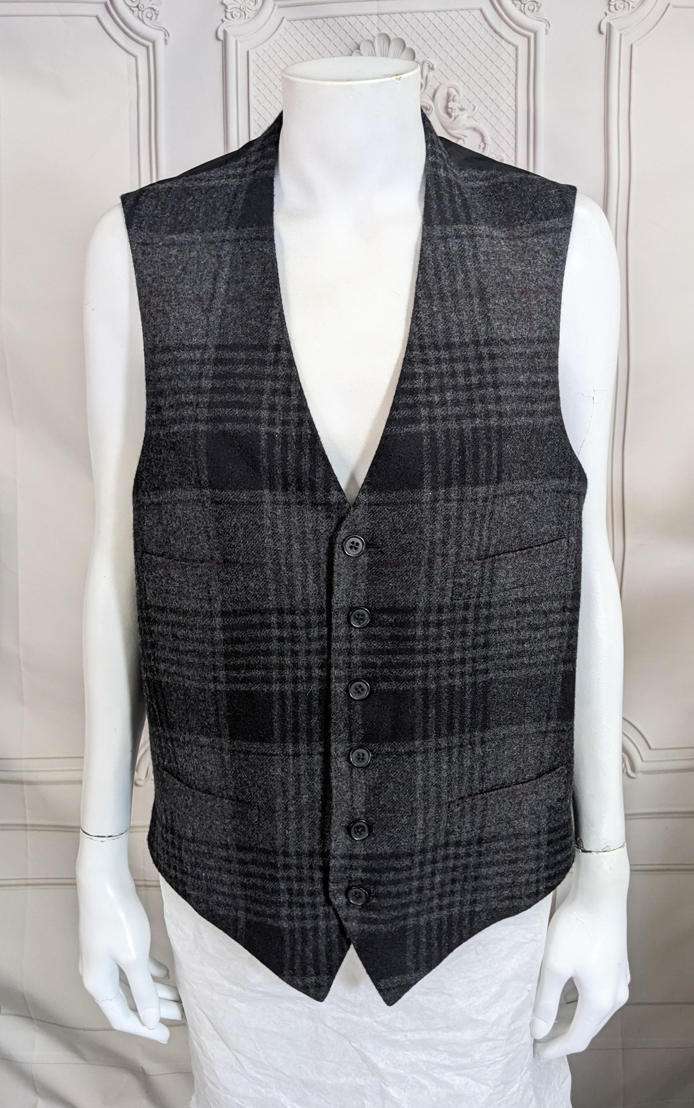 Gilet en cachemire à carreaux Ralph Lauren, de la Collection Label. Plaid en cachemire doux gris et noir avec 4 poches sur le devant. Doublure en coton, dos en rayonne avec ceinture logo. Fait en Italie. Taille 38 Hommes. Convient également aux