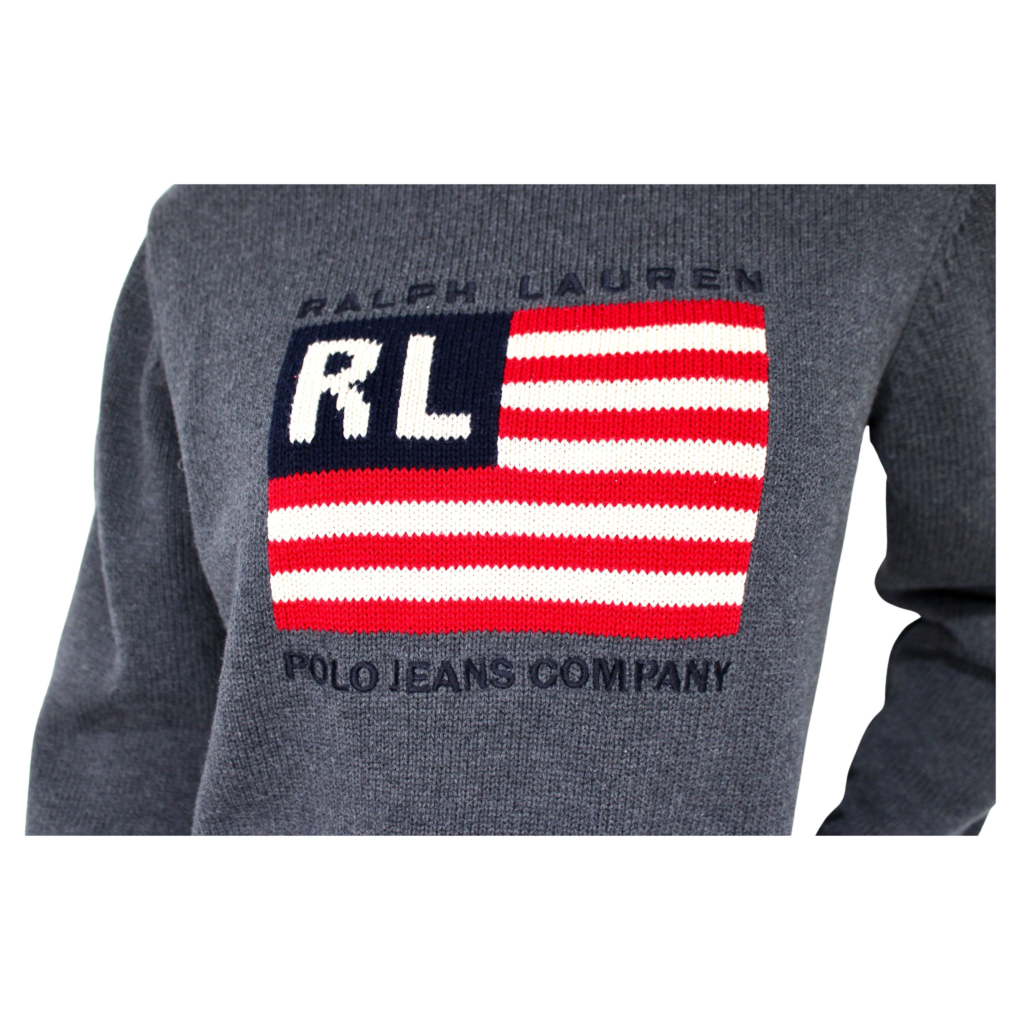 La société Ralph Lauren Polo Jeans Co. Le pull à col roulé en tricot de coton gris datant des années 1990 est un exemple classique du luxe décontracté américain intemporel. Fabriqué en tricot de coton doux et de haute qualité, ce pull offre à la