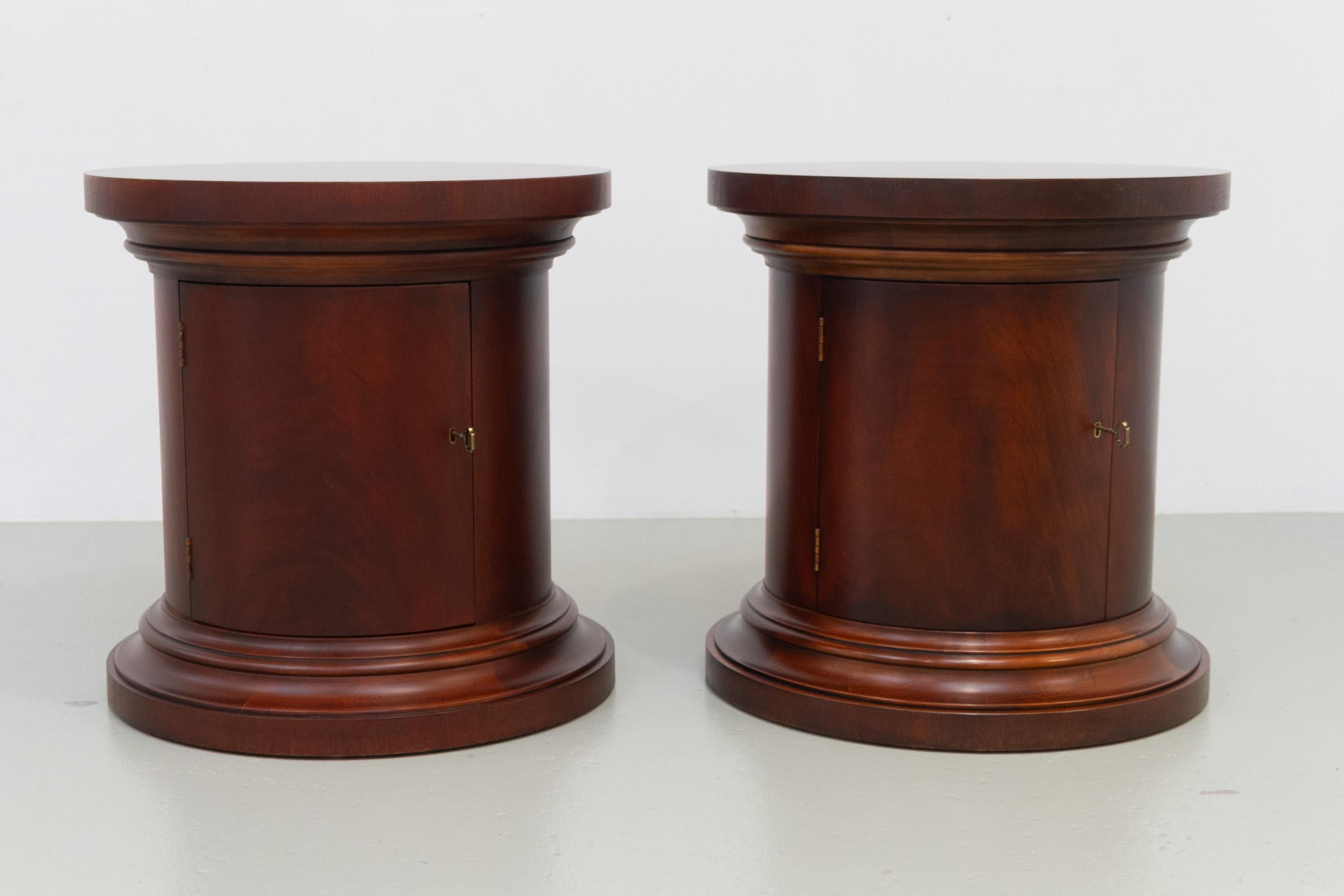 Ralph Lauren Polo Mahogany Bedside Tables, 1990s. Set of 2.

Pair of large and stunning drum shaped nightstands in solid Mahogany from the Ralph Lauren Polo Home Collection. Labelled with brass plate with the Ralph Lauren Polo logo.

Exquisite build