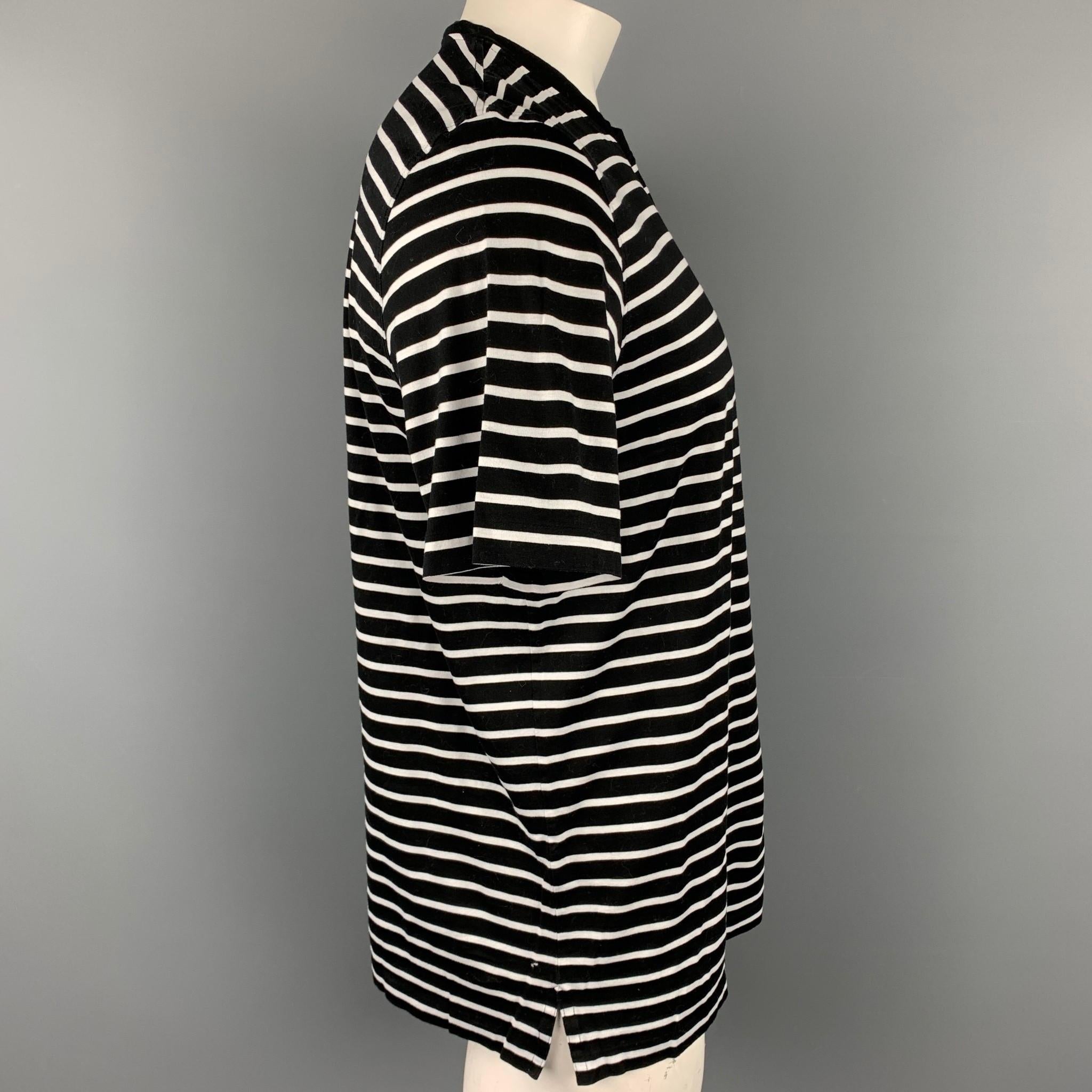 RALPH LAUREN Purple Collection t-shirt comes in a black & white stripe cotton featuring a side slit and  a crew-neck.

Very Good Pre-Owned Condition.
Marked: L

Measurements:

Shoulder: 19 in.
Chest: 42 in.
Sleeve: 11 in.
Length: 29 in. 