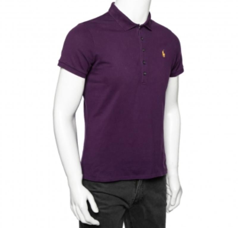 Aumenta tu cociente de moda con este sencillo pero elegante polo de Ralph Lauren. Confeccionado en una mezcla de algodón, se presenta en un tono morado. Tiene cuello sencillo, tapeta abotonada, mangas cortas y un pequeño detalle del logotipo en la