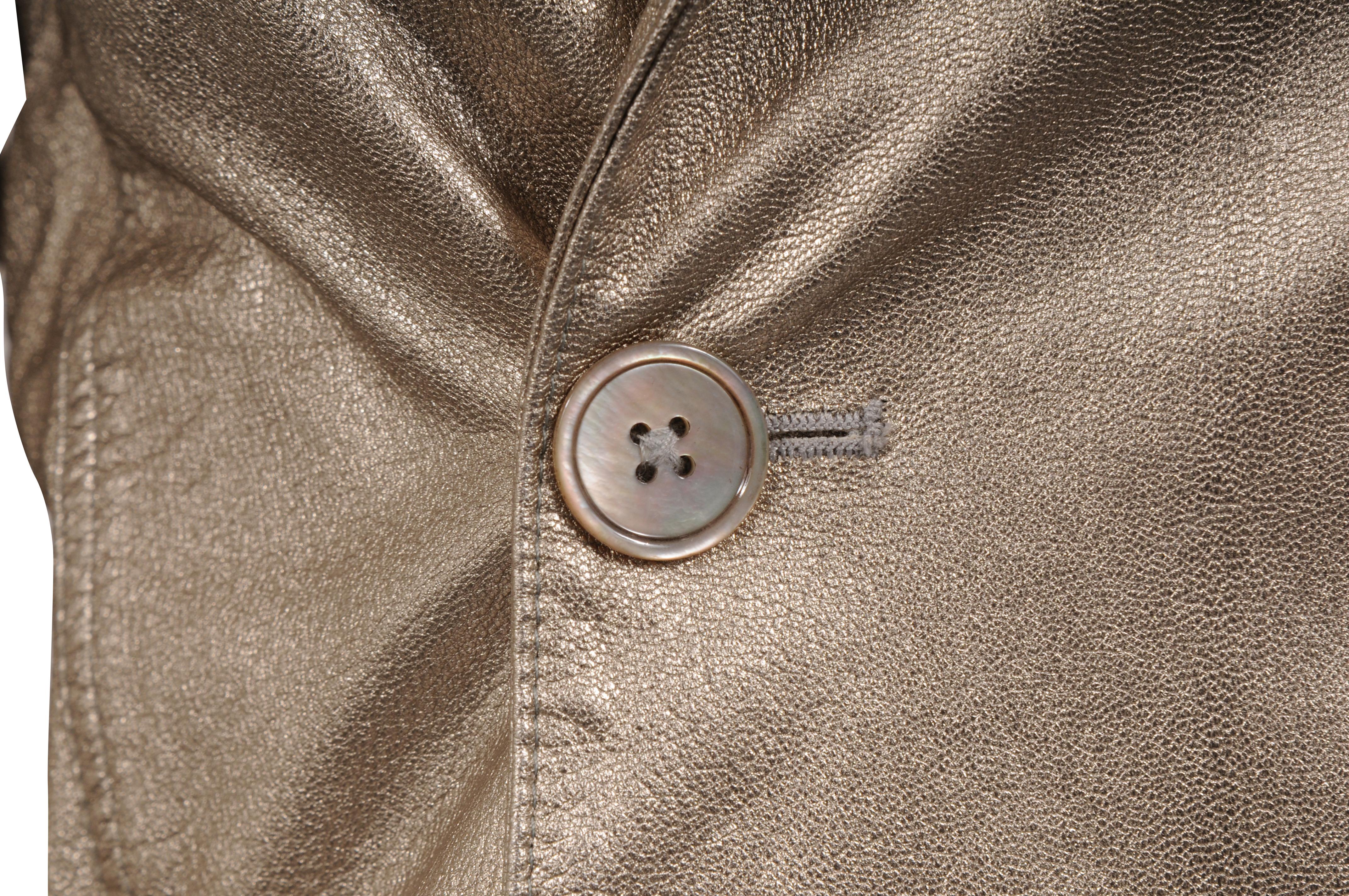 - Exterior dorado

- Sin etiqueta de talla queda como mediano

- Sin etiqueta de tela se siente como cuero



Estado: 

La chaqueta está en muy buen estado en general, sin grandes imperfecciones. Se trata de una chaqueta vintage (podría limpiarse en