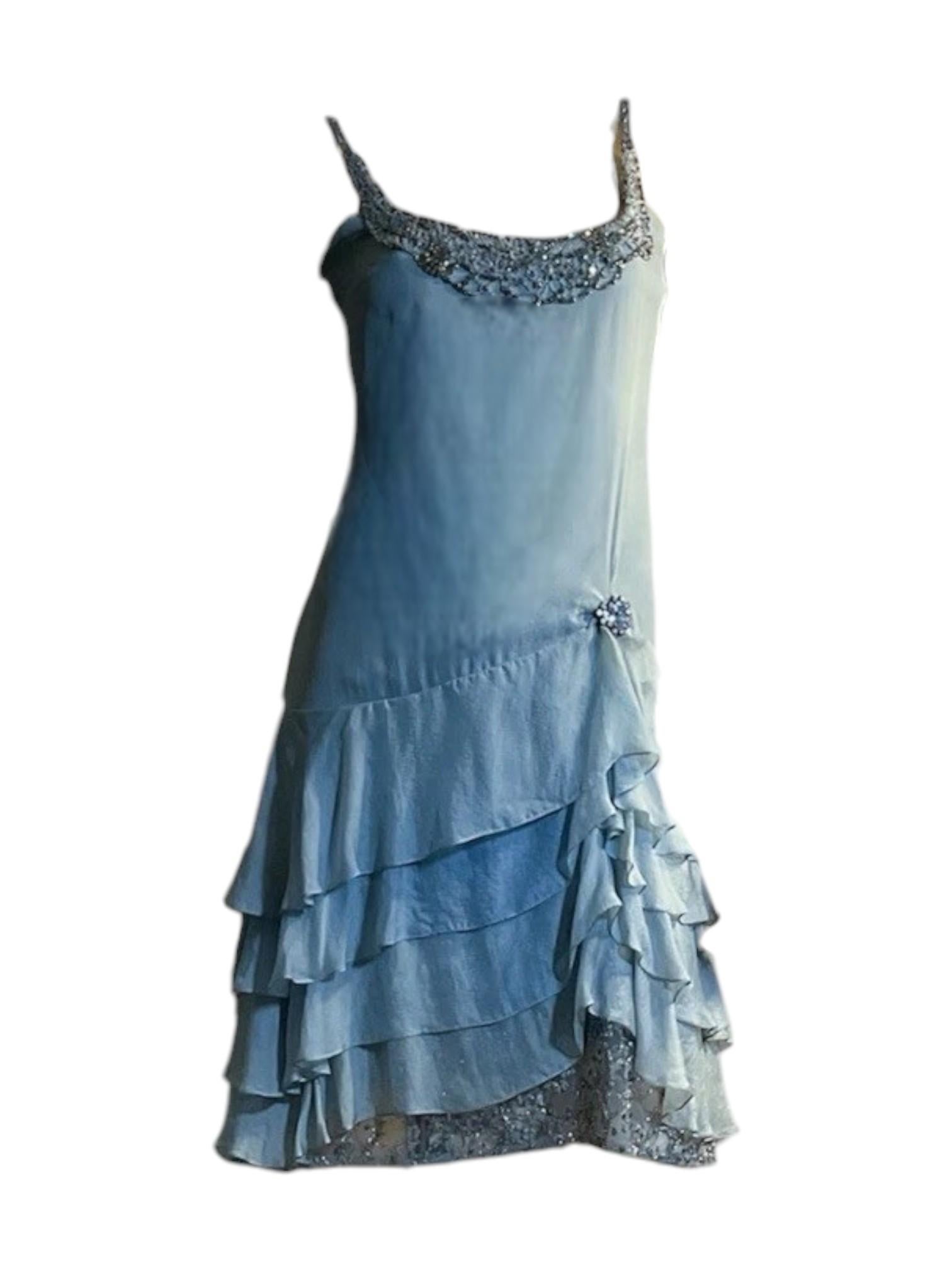 Questo abito in seta color acqua, appartenente all'ambita Collection'S di Ralph Lauren per la primavera 2010, è un esempio raro e radioso del glamour romantico della casa. Indossato da una giovane Taylor Swift durante i primi giorni della sua ascesa