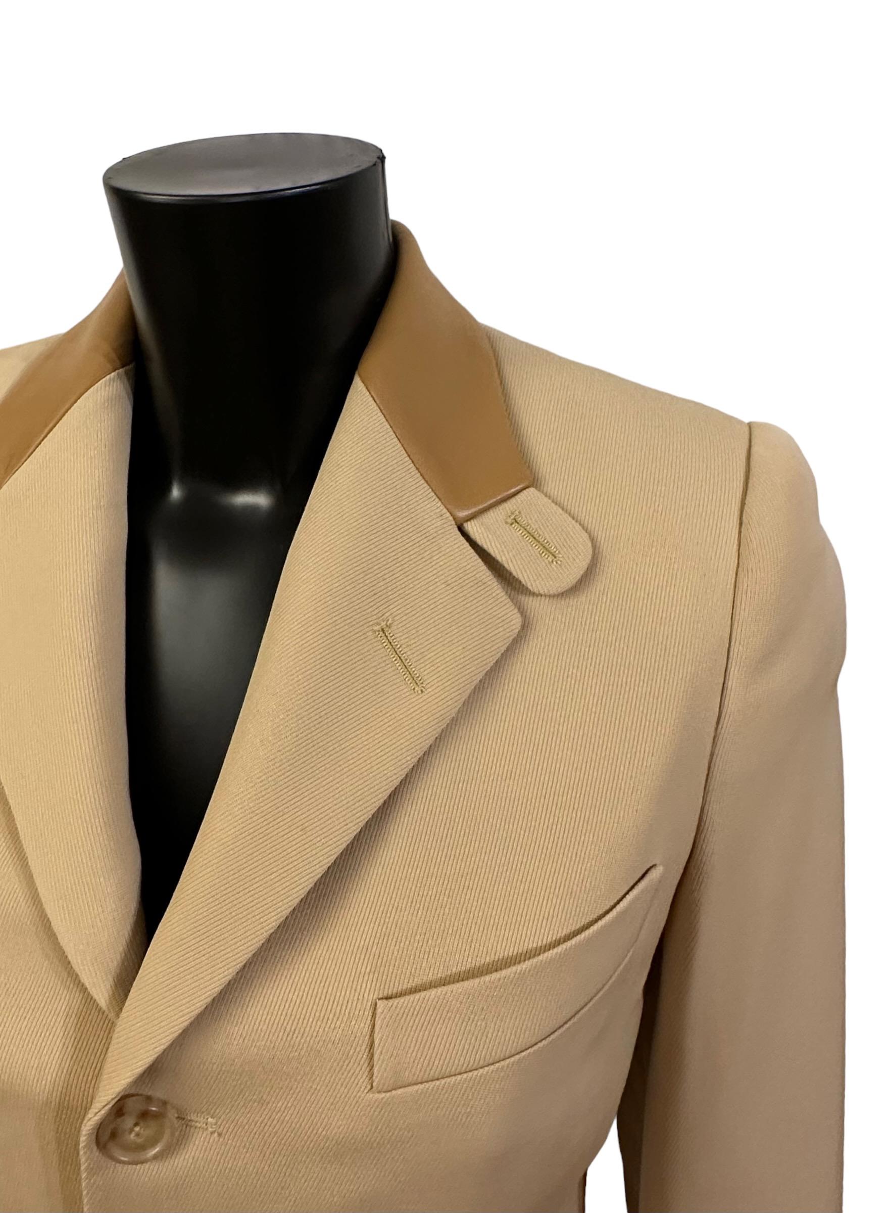 This pre-owned but new Ralph Lauren Purple Label jacket is super chic.
Single breasted it is crafted in a classic beige tone.
It features a leather collar, 4 buttons, 3 pockets and 1 breast pocket.
It is slightly fitted and 2 buttons at the waist in