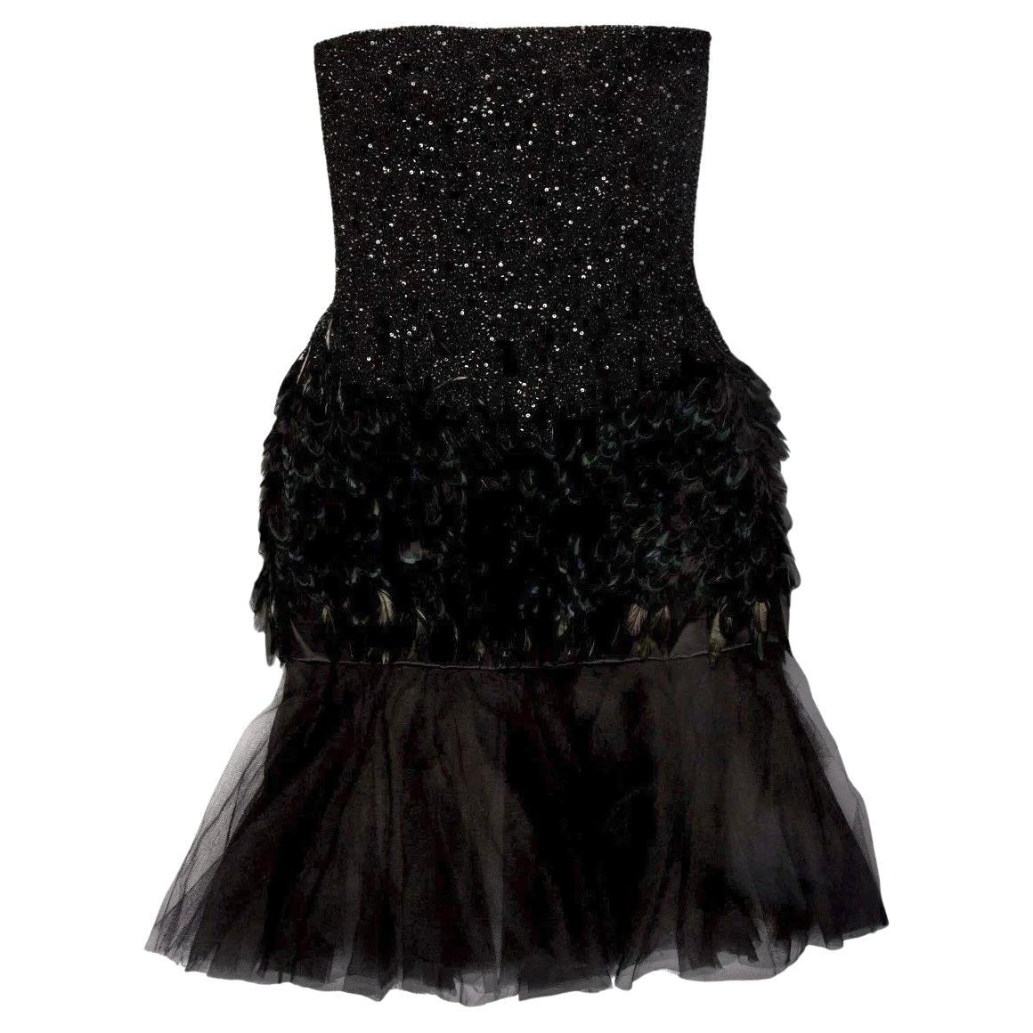 Dieses Cocktailkleid von Ralph Lauren Purple Label aus der Herbst/Winter-Kollektion 2008 ist ein herausragendes Stück, das den zeitlosen Glamour des Designers mit einem Hauch von Modernität einfängt. Das Kleid aus luxuriöser schwarzer Seide hat