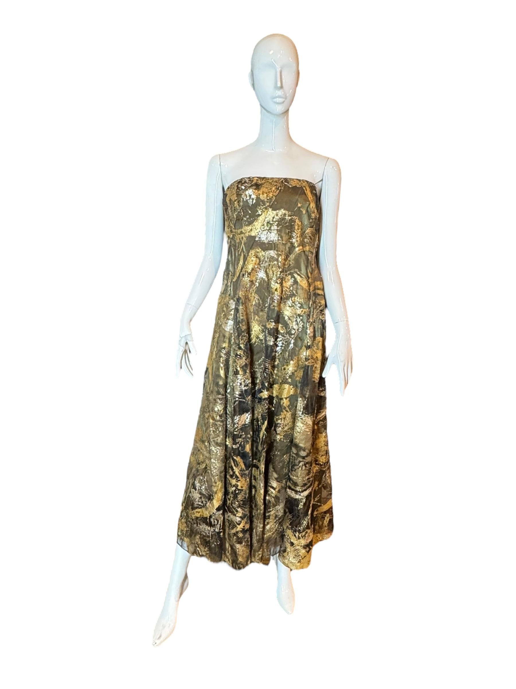 A rare and dazzling piece from Ralph Lauren’s Spring 2019 Purple Label runway collection, this gold-tone evening gown is a modern masterpiece of texture and light. Designed in a luxurious metallic chiffon blend, the dress features a unique