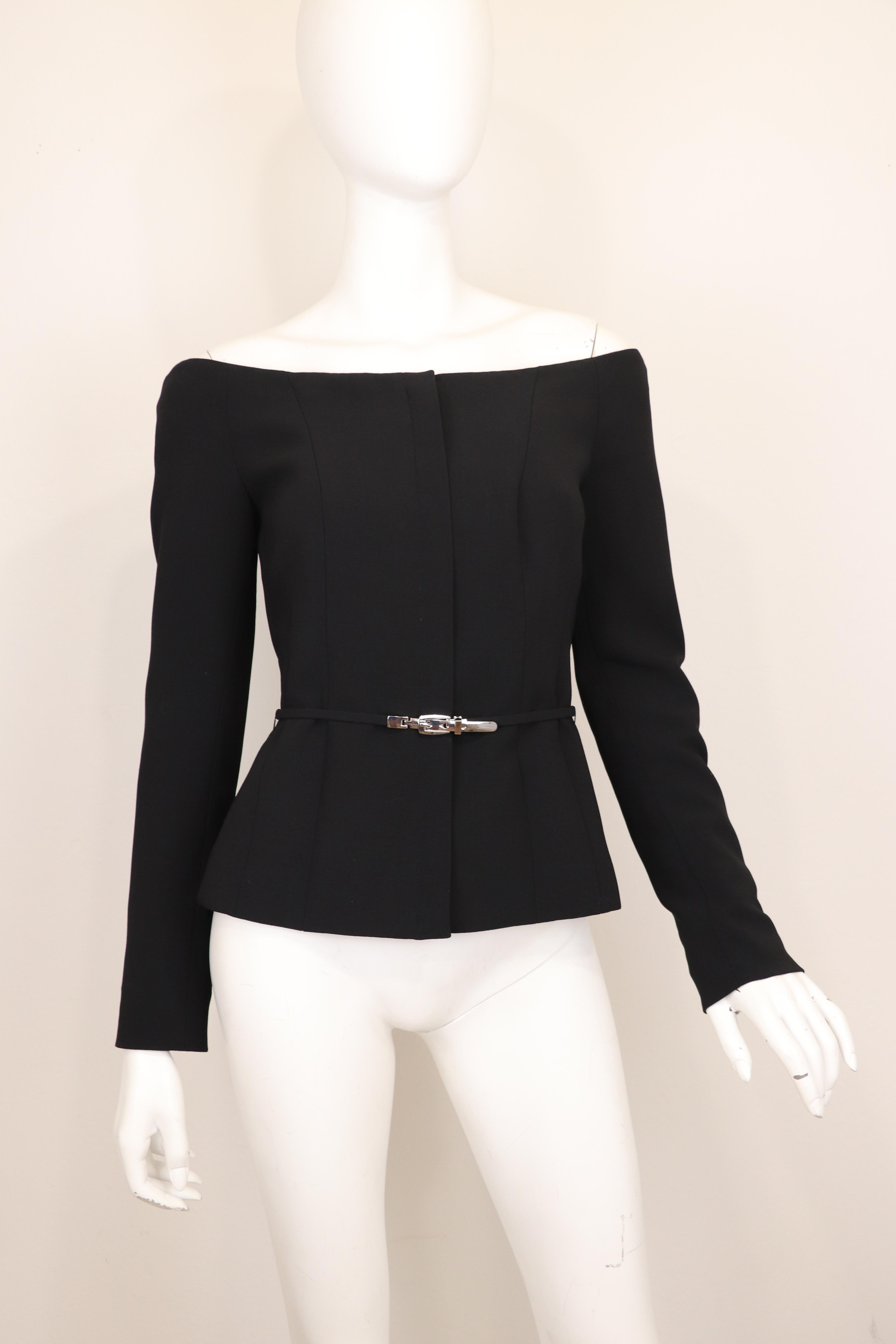 Ralph Lauren Purple Label elegante Schurwolle off-the-shoulder Jacke ist in schwarz mit einem Reißverschluss vorne mit einem einzigen Snap-Verschluss am Halsausschnitt und einem schmalen schwarzen Gürtel mit einem Silber-Ton Schnalle vorgestellt.