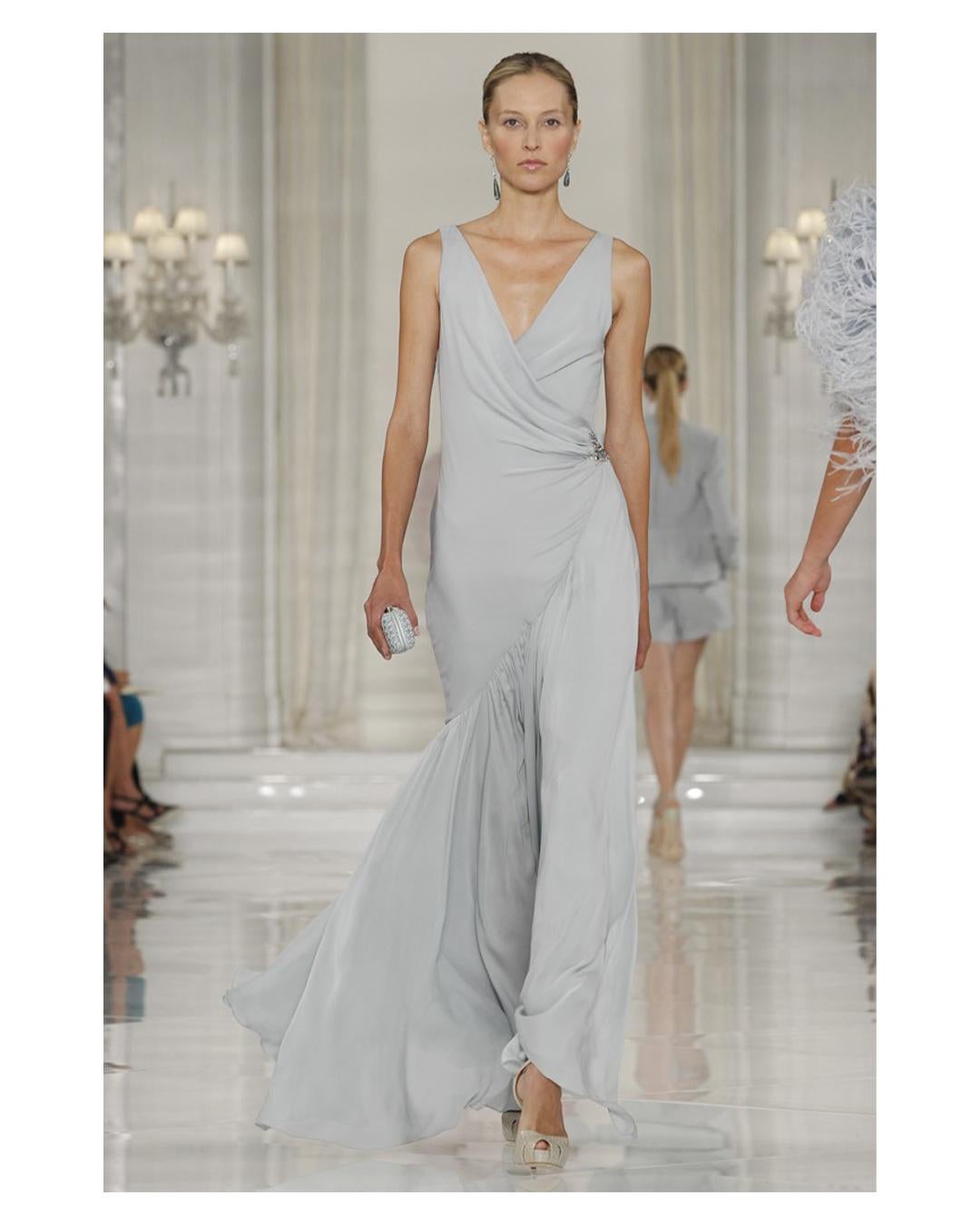 LOVE LALI VINTAGE

Da Ralph Lauren Purple Label look numero 31. Questo abito in seta è stato presentato in passerella in un pallido blu grigiastro, questa è la versione nera che si differenzia dalla sua controparte in passerella solo per la