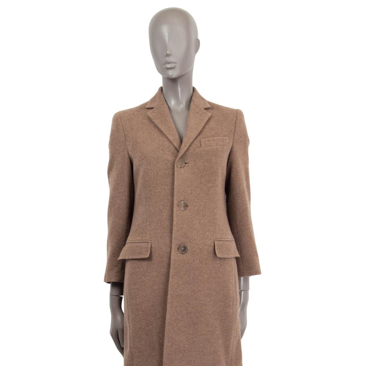 100% authentic Ralph Laurent single breasted coat in brown cashmere (75%) and wool (25%). Opens with three buttons in the front and features a notch collar, two flap pockets on the front and one slit chest pocket. Unlined. Has been worn and is in