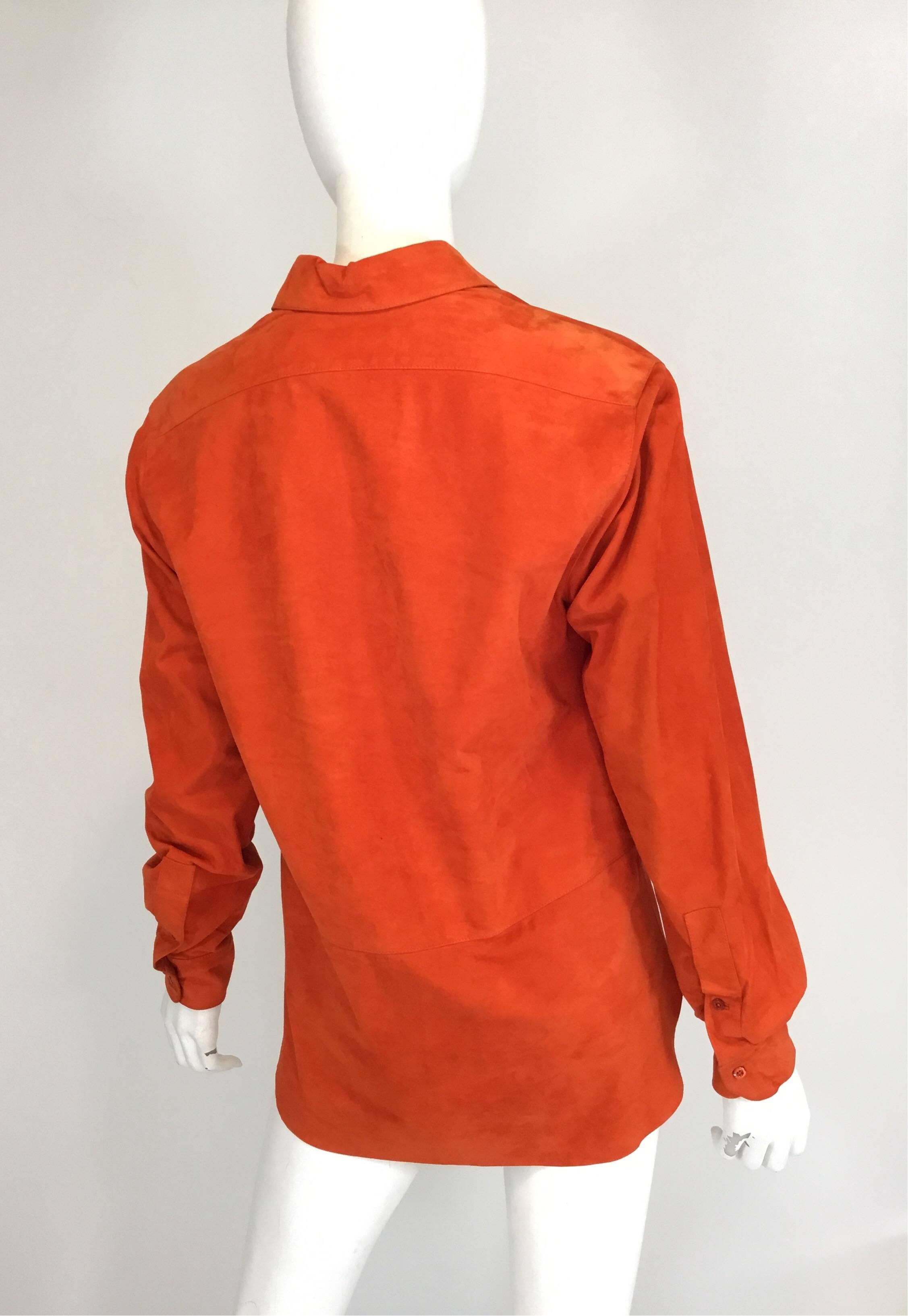 Ralph Lauren top made of 100% goat suede in a rust orange color with one button closure at the neck. Excellent condition. Top is labeled a size 8 and is made in Italy.

Measurements:
bust- 40''
sleeve- 25''
shoulder to shoulder- 17''
length- 29''