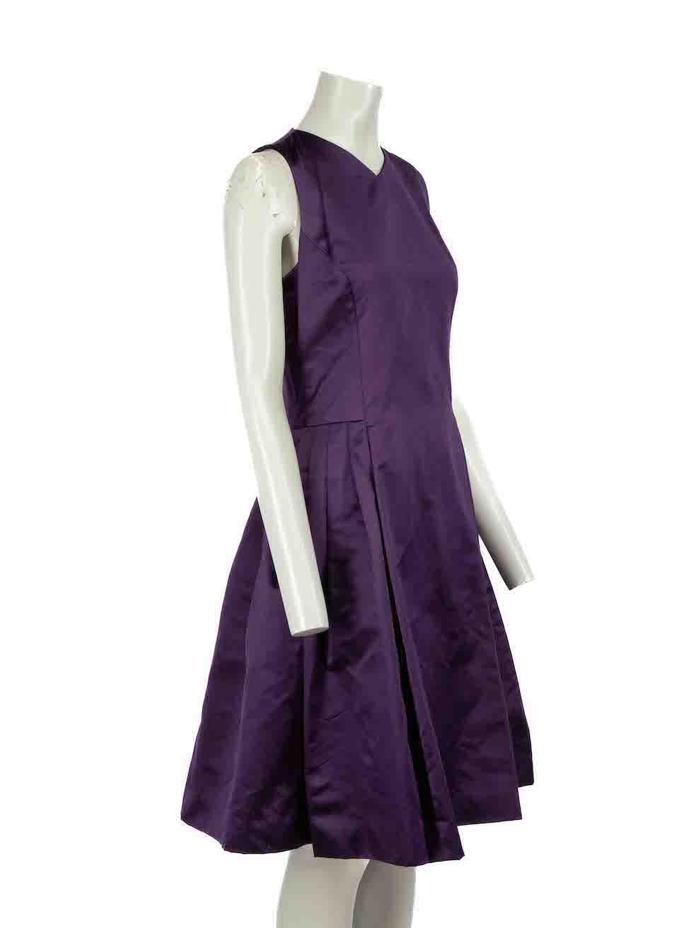 CONDITION is Good. General wear to dress is evident. Moderate signs of wear to the underarms with slight discolouration and multiple pulls to the weave on the front on this used Ralph Lauren designer resale item.
 
Details
Purple
Silk
Dress
Knee