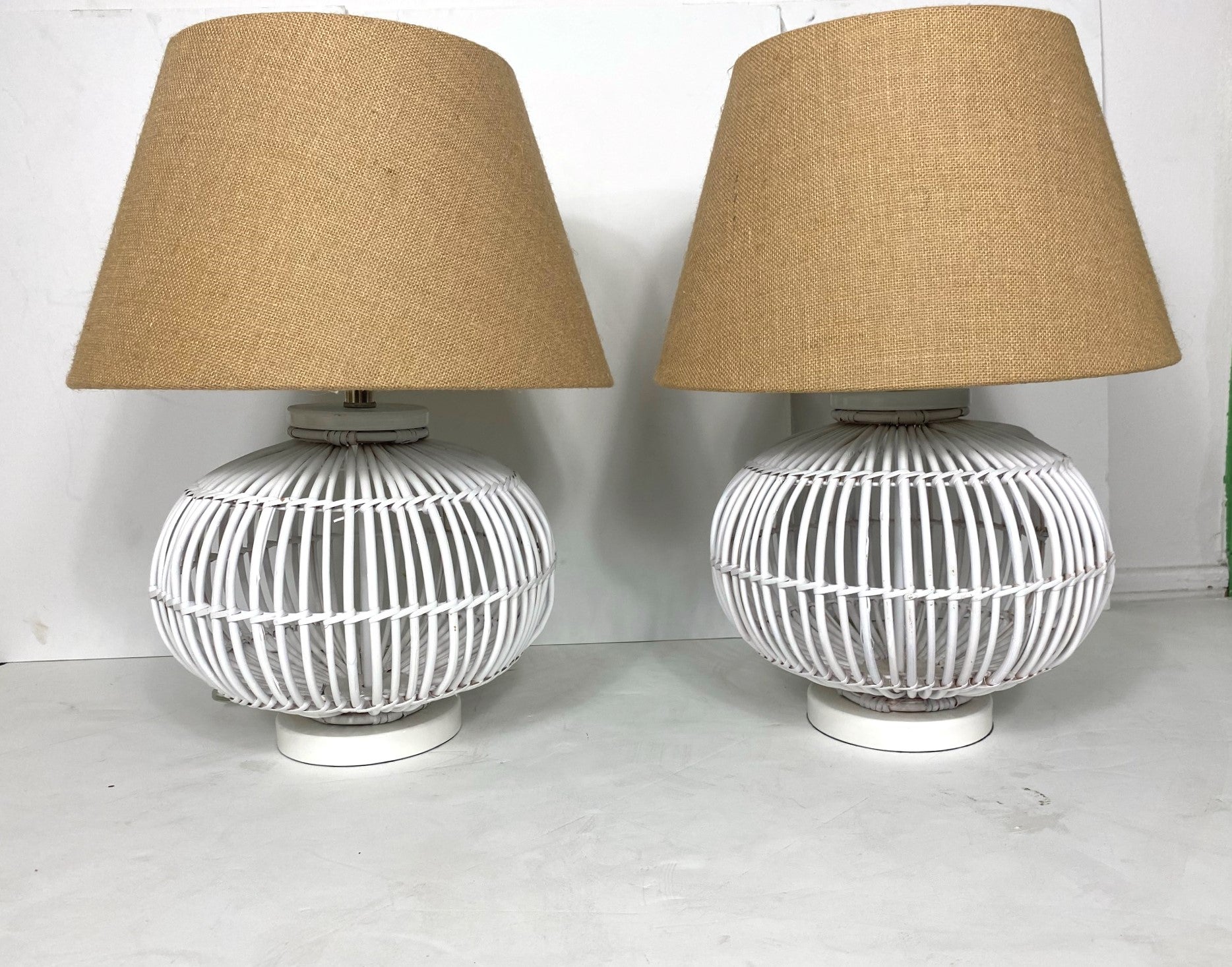 Ein Paar Tischlampen von Ralph Lauren . Die Schirme sind linin und die Messung ist ohne den Schirm.