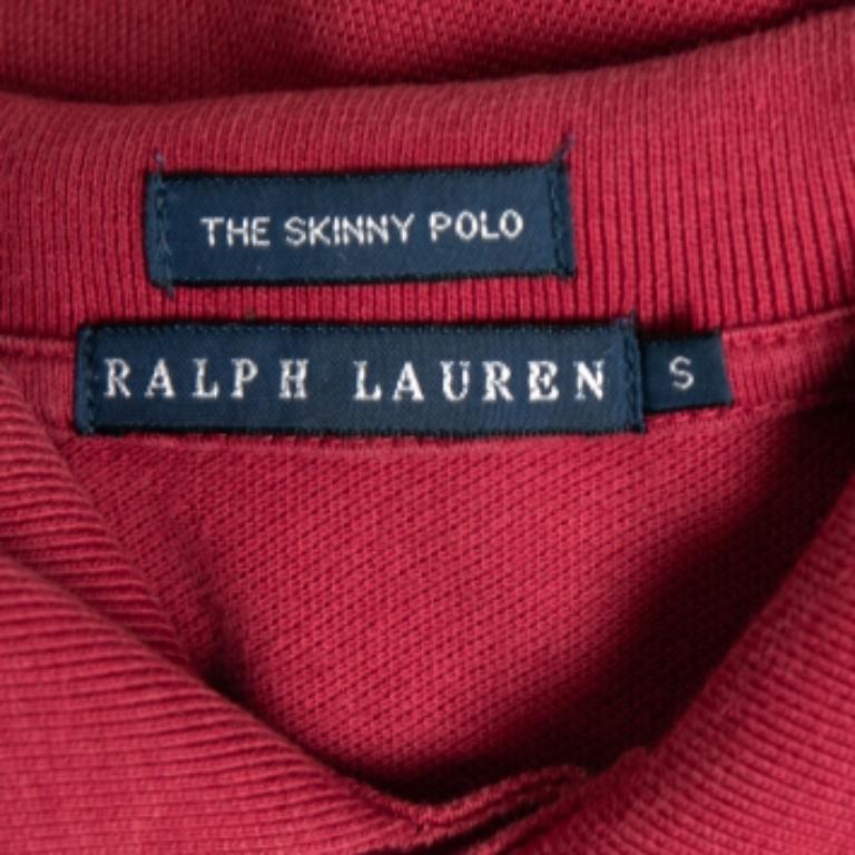 Le polo Ralph Lauren sono sempre state un classico per le donne. Questa versione è realizzata in cotone-piqué di colore rosso e rifinita con l'iconico logo e l'abbottonatura. Completa il tuo look casual con un paio di pantaloncini e scarpe da