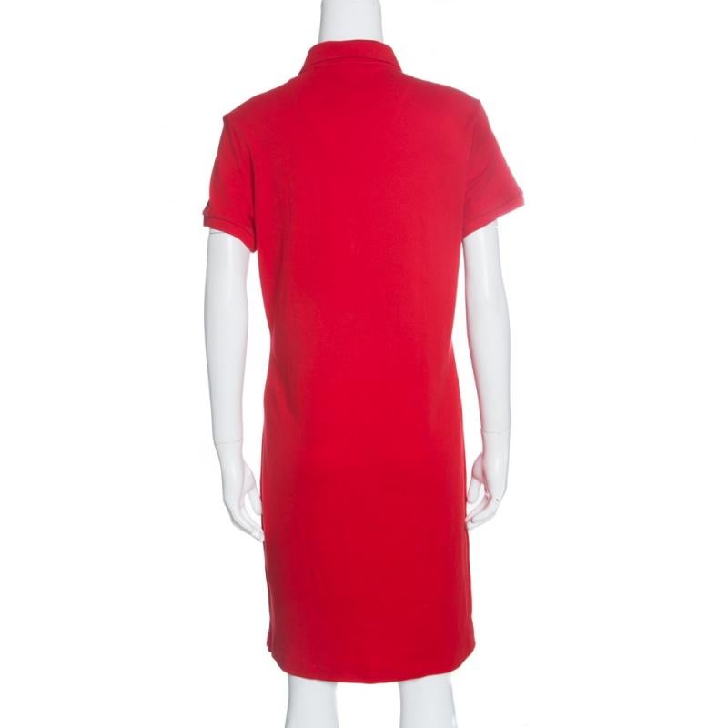 Prep for a fun weekend ahead with this comfy polo T-shirt dress from the house of Ralph Lauren. Crafted from a lush red cotton body, this dress comes with a classic polo neckline, short sleeves, buttoned front and a contrasting logo embroidered at