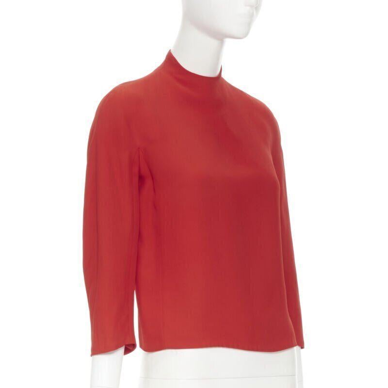 RALPH LAUREN red viscose crepe silk lined mock neck 3/4 sleeve top US0 XS
Reference: LNKO/A01833
Brand: Ralph Lauren
Model: Mock neck top
Collection: Purple Collection
Material: Viscose
Color: Red
Pattern: Solid
Closure: Zip
Lining:  Silk
Extra