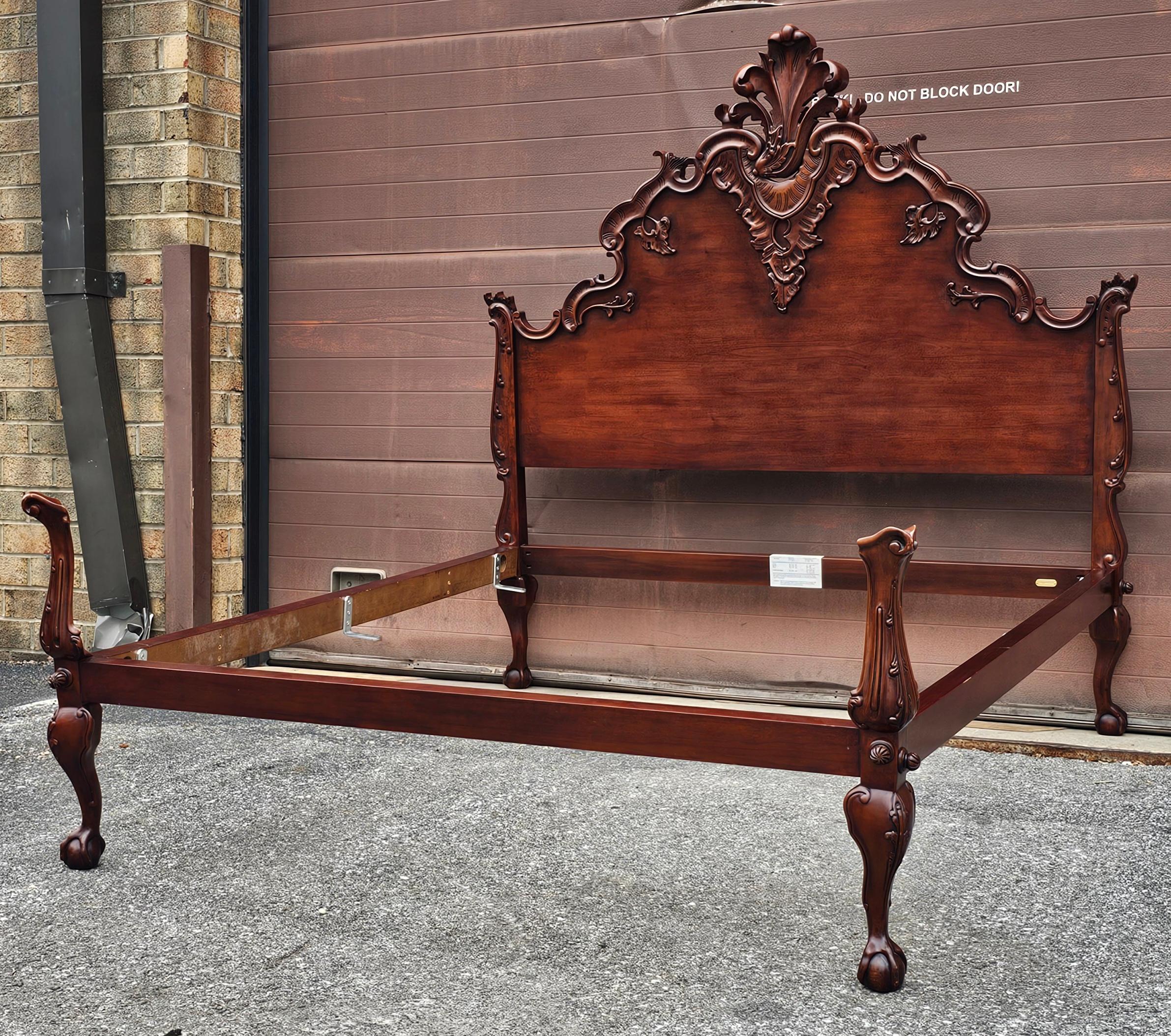 Ein kunstvoll geschnitztes Ralph Lauren Renaissance Revival Stil geschnitzt Mahagoni Queen-Size-Bett. Misst 68