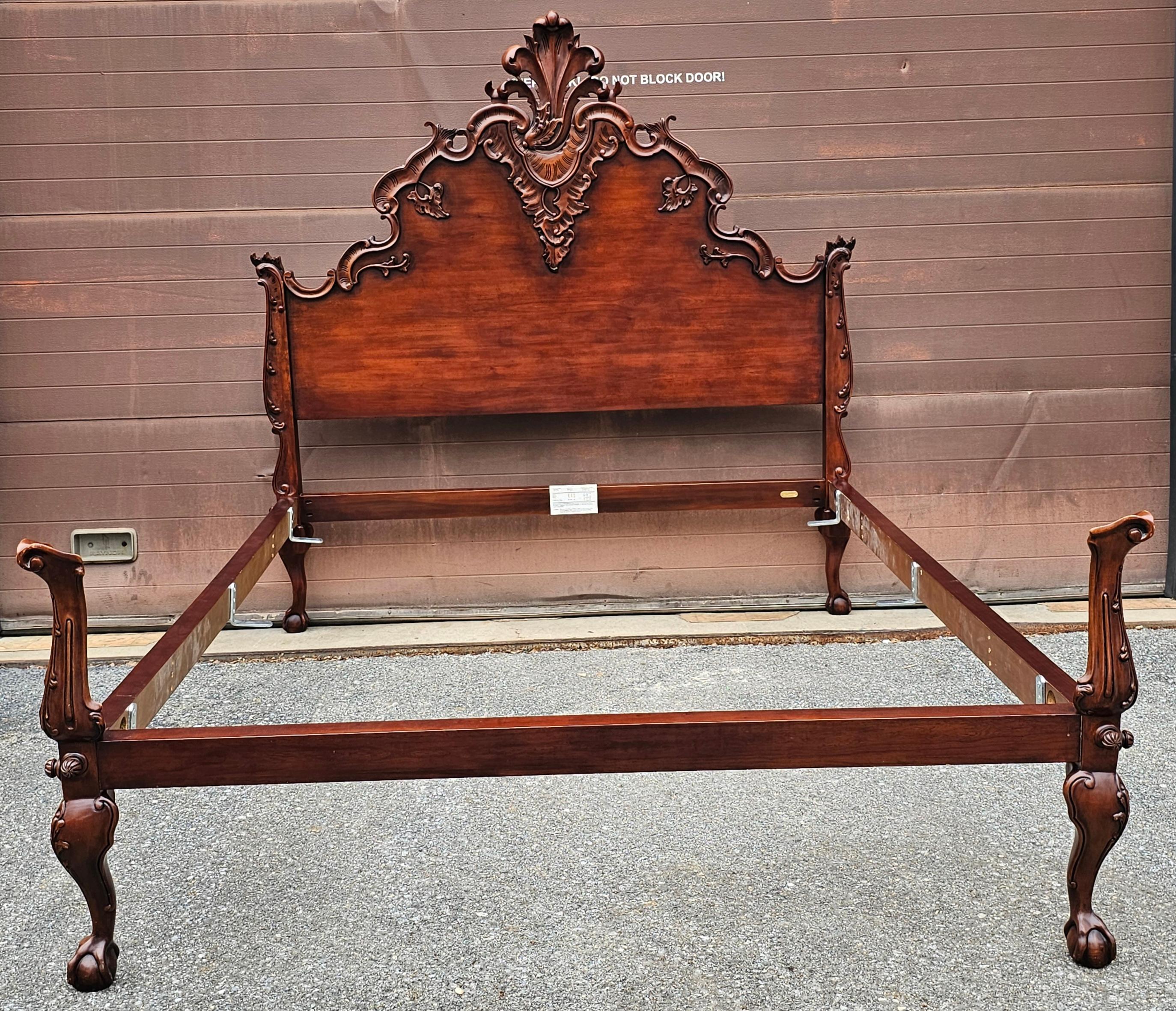 Geschnitztes Queen-Bett aus Mahagoni im Renaissance-Revival-Stil von Ralph Lauren im Zustand „Gut“ in Germantown, MD