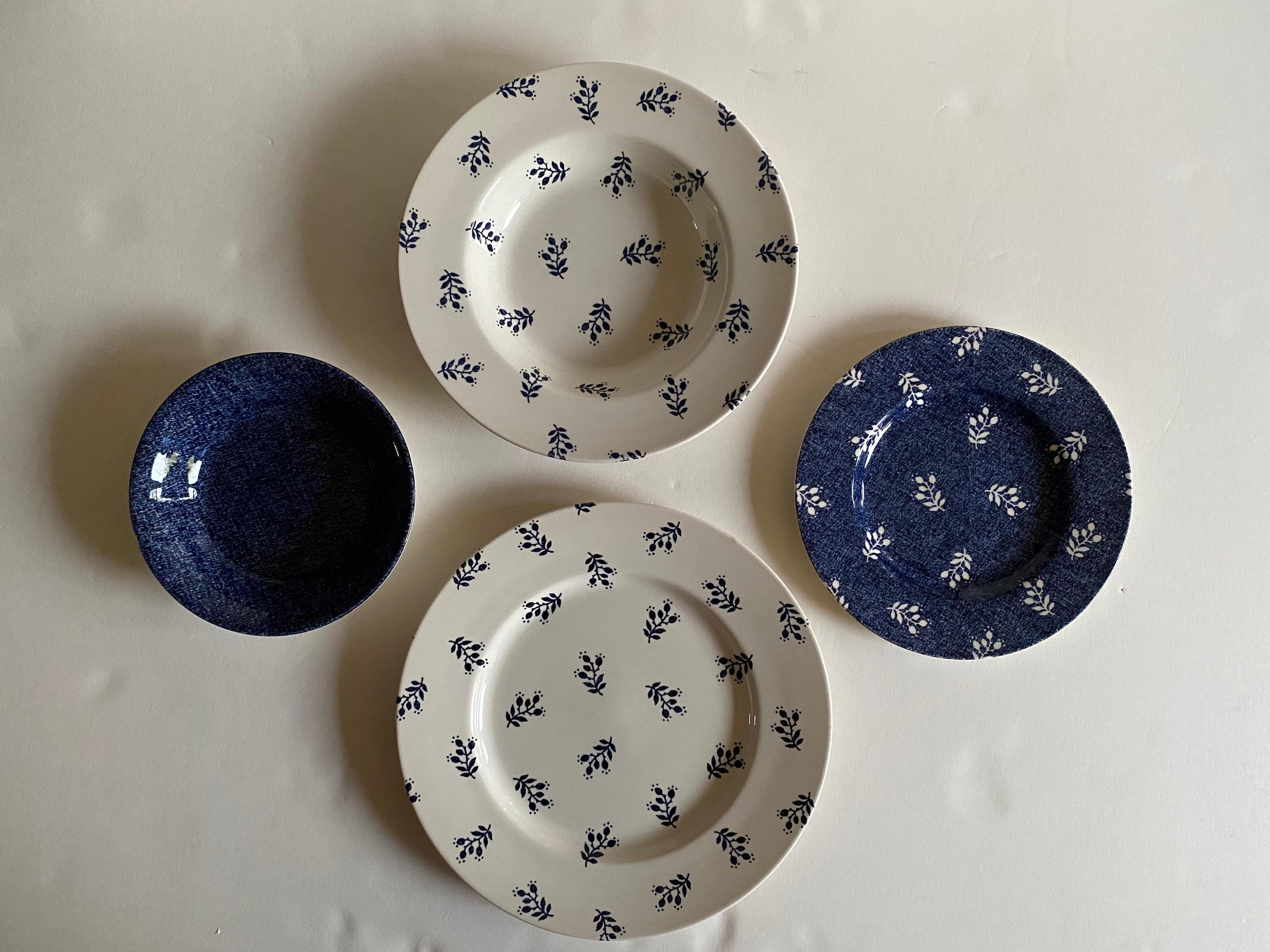 A 16-piece dinnerware set from the RL Denimware collection by Ralph Lauren Home.

Signed. Made in England, 1997 to 1999.

Includes 4 place settings, each having 4 pieces for a total of 16 pieces detailed below;

4 dinner plates in the Kate