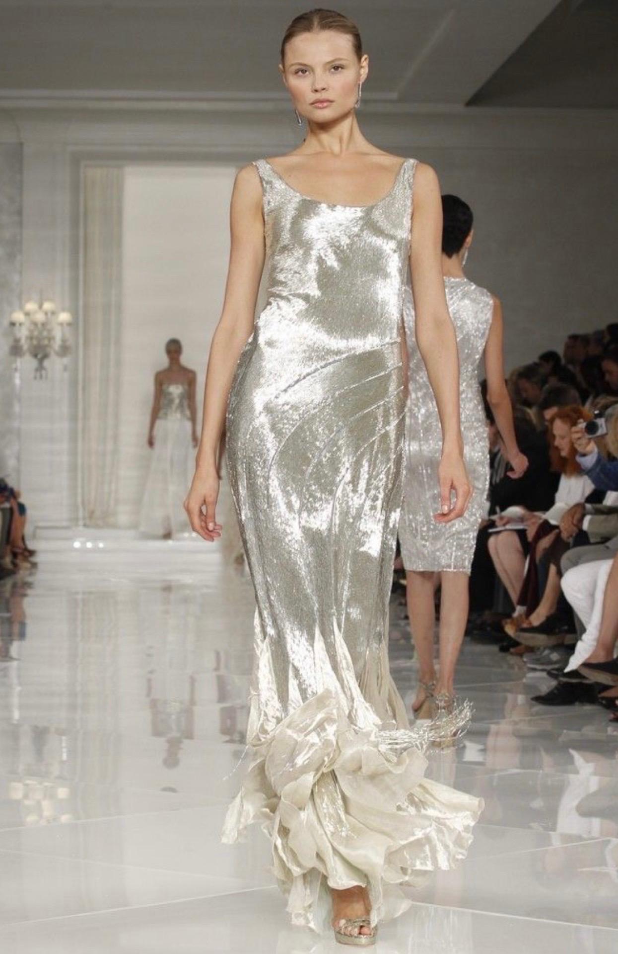 Extraordinaire showstopper de la collection de défilés printemps/été 2012 de Ralph Lauren, cette robe en perles argentées est un rare chef-d'œuvre d'artisanat de niveau couture et de glamour Art déco. Ornée à la main de perles argentées