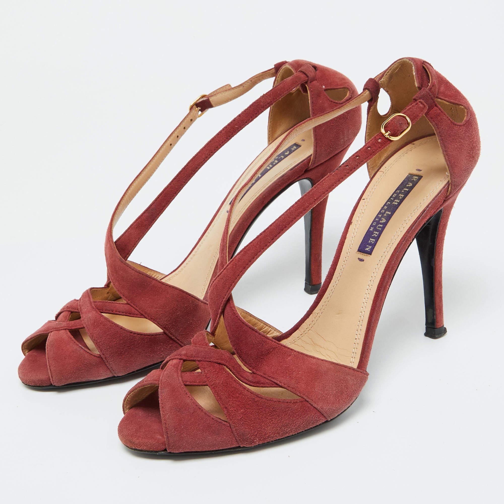 Las sandalias Ralph Lauren en las que invertir esta temporada son éstas. Meticulosamente elaborados, estos exquisitos tacones combinan lujo y comodidad, creando un par de tacones de moda y fabulosos para cualquier ocasión.