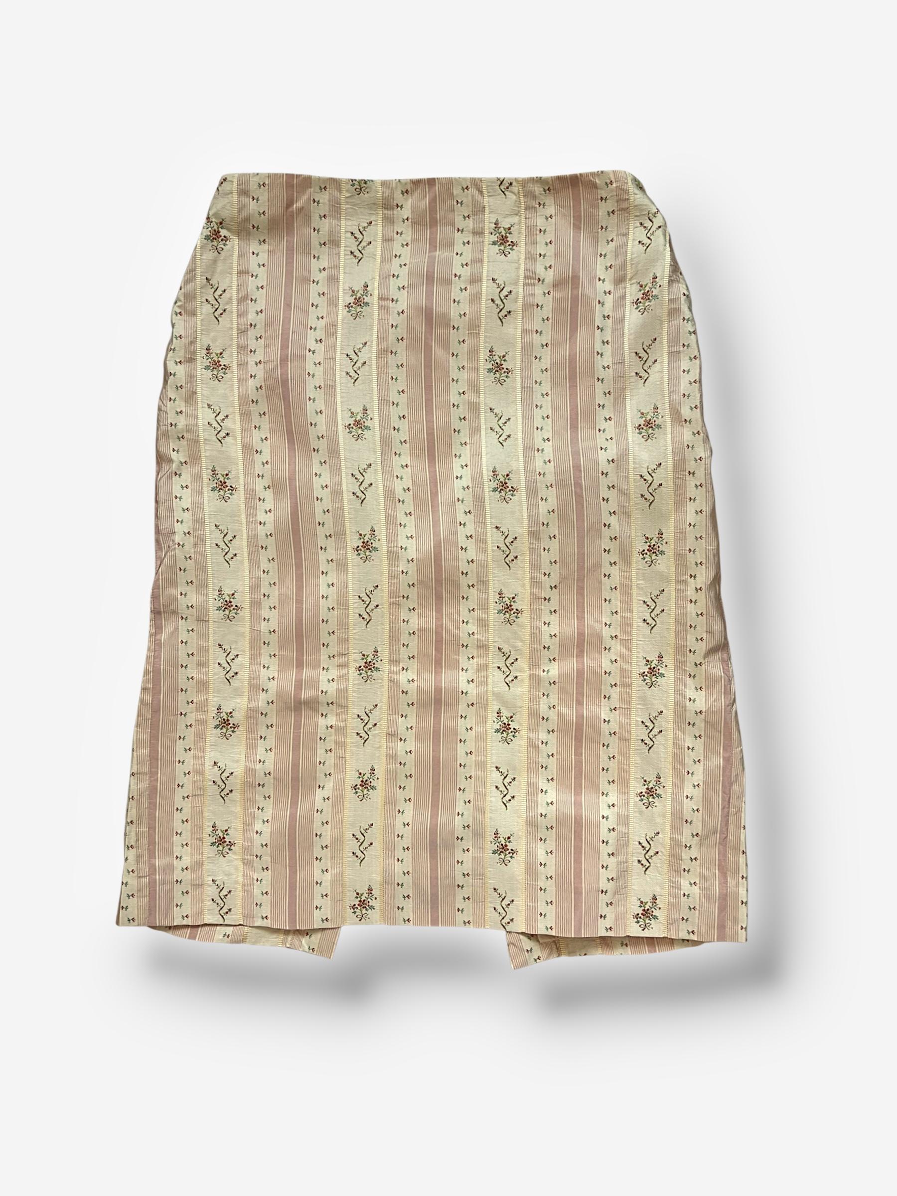  

Dieser Bleistiftrock aus 100% Seide aus der Ralph Lauren Frühjahr/Sommer-Kollektion 2003 zeichnet sich durch einen dezenten, gestreiften Blumendruck und eine Schnalle auf der Rückseite aus, die für eine perfekt sitzende, taillierte Silhouette