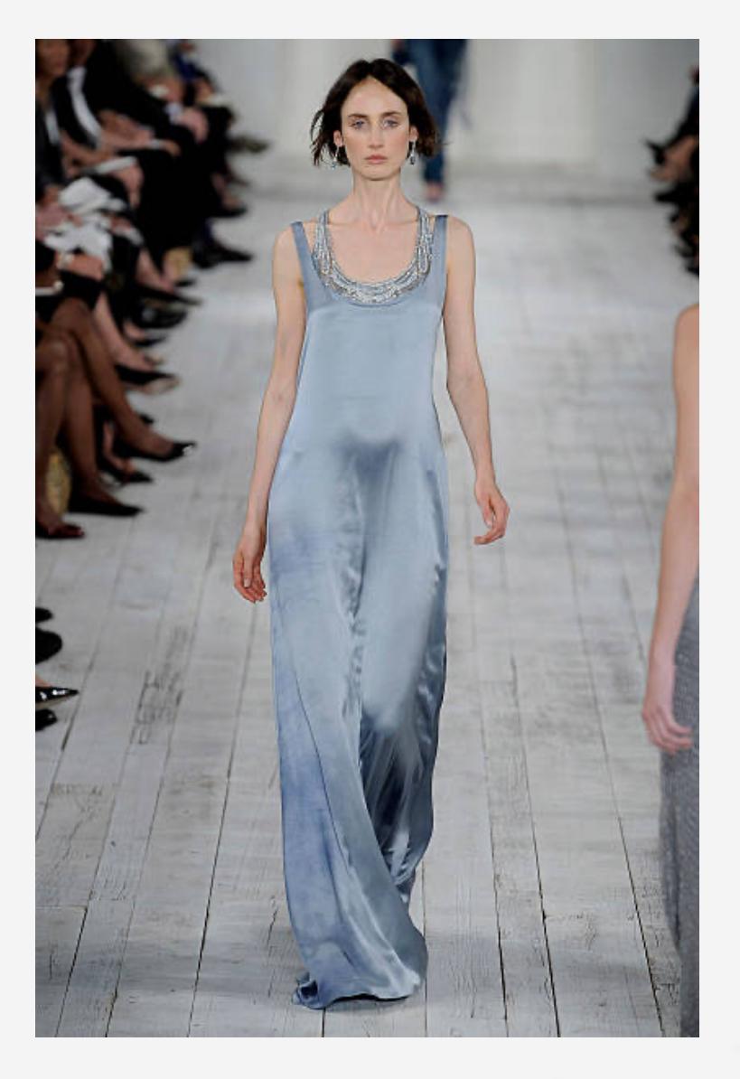 LOVE LALI VINTAGE

Eine sehr seltene Vintage-Kleid von Ralph Lauren Collection lila Label Frühjahr Sommer 2010. Dieses Kleid wurde als Look 44 der Laufstegkollektion präsentiert. Gefertigt aus der schönsten blauen ombre Seiden-Charmeuse das Kleid