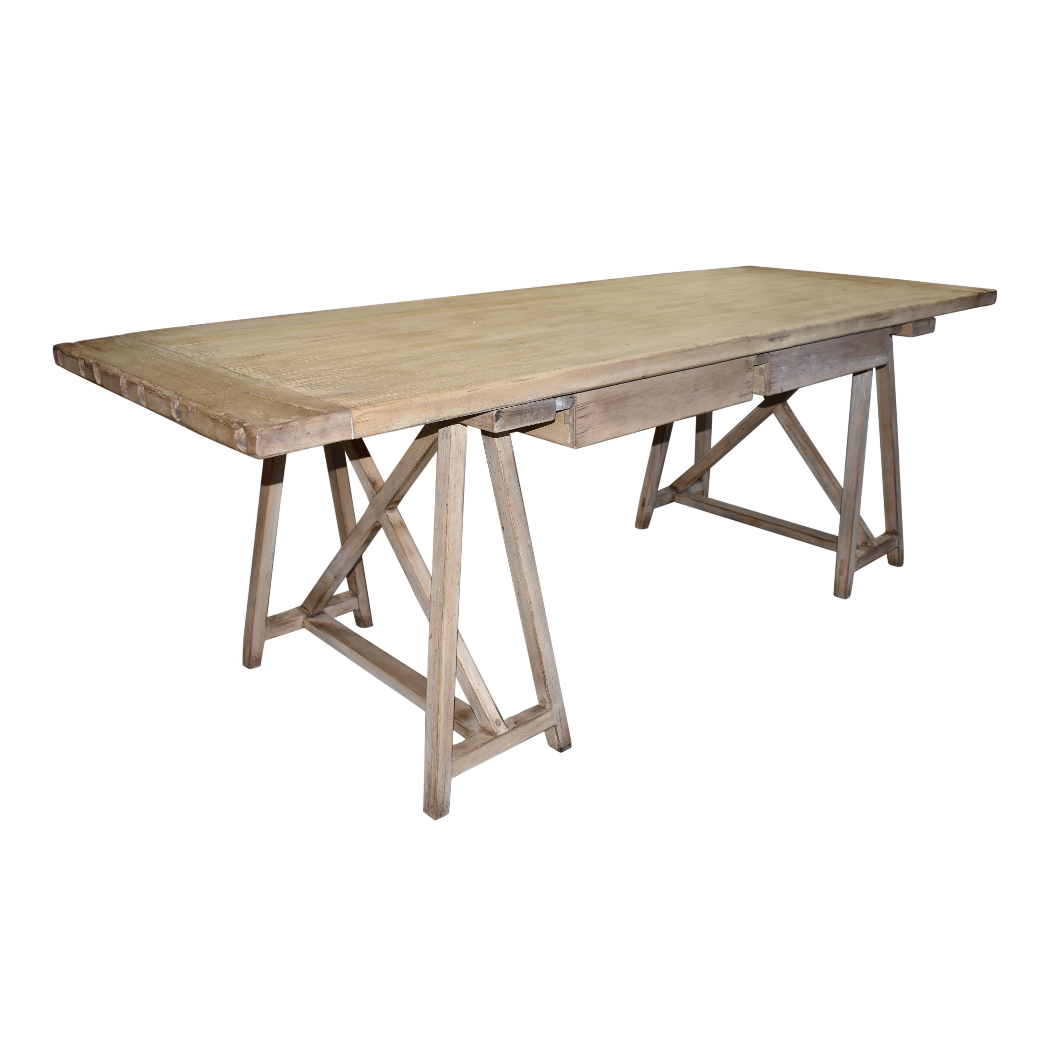 Dieser schöne Schreibtisch von Ralph Lauren Home ist aus Holz gefertigt und mit einer hellen Beize versehen, die die natürliche Maserung des Holzes hervorhebt. Die Platte steht auf Holzbeinen. Die Platte besteht aus vier Brettern, die 1,75 Zoll dick
