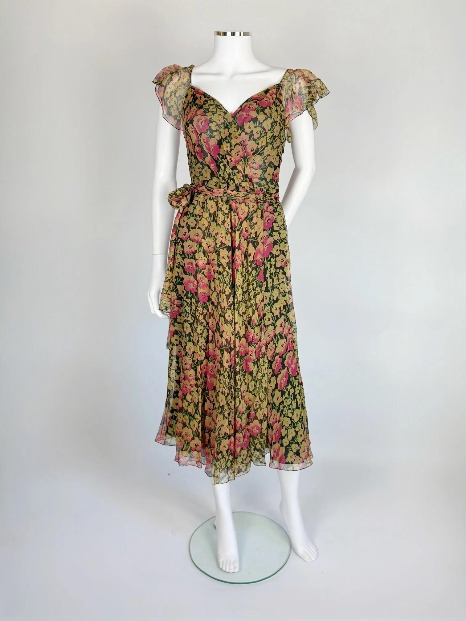 Robe florale en mousseline de soie de la Collection Ralph Lauren, automne-hiver 2010
Romantique et d'inspiration vintage avec une silhouette intemporelle.
Très bon état, aucun défaut à signaler.
Ceinture à nouer
Fermeture éclair sur le