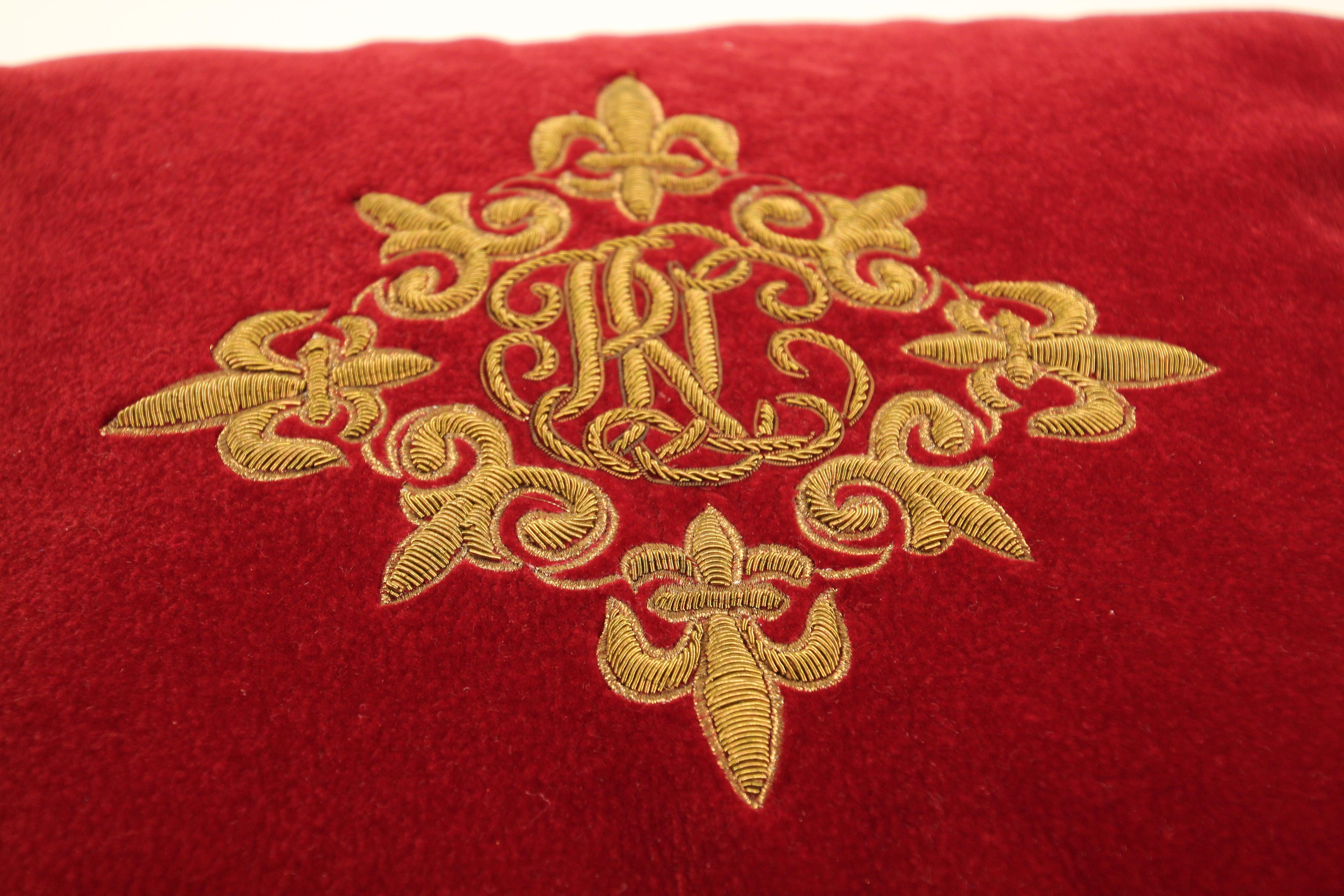 Ralph Lauren decorative throw pillow.
Velvet red pillow hand embroidered with gold threads.
This pillow features a large embroidered medallion with rich bead work.
Handcrafted throw pillow.
Measures: 18