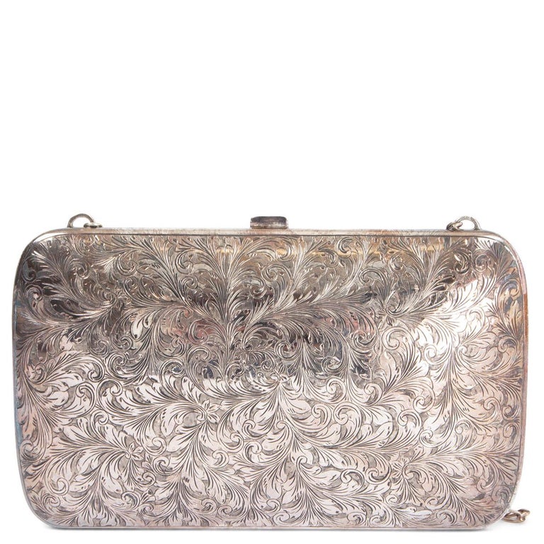 RALPH LAUREN silver ENGRAVED METAL Clutch Shoulder Bag In Excellent Condition For Sale In Zürich, CH