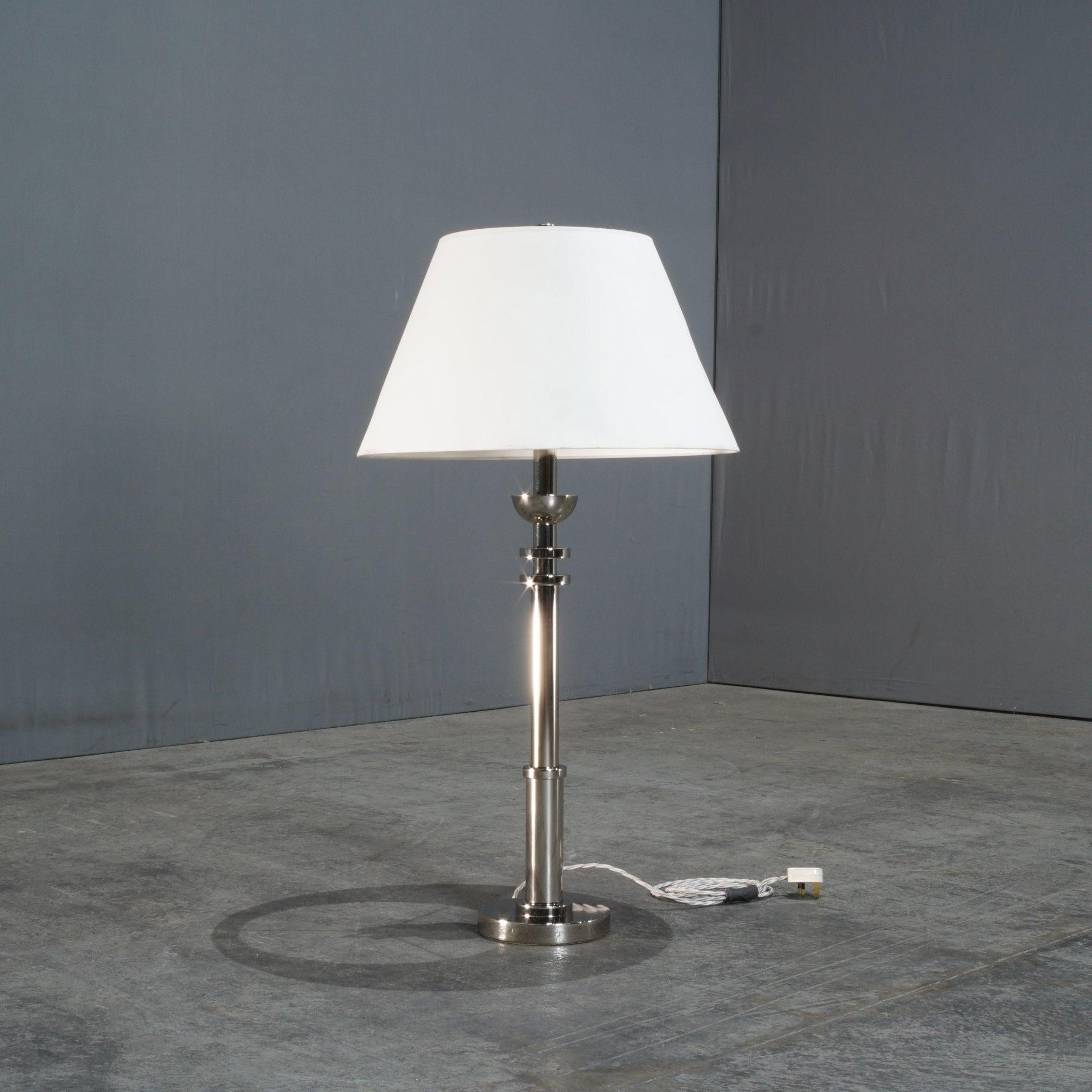 Cette lampe de table argentée de Ralph Lauren, fabriquée en 2015, offre un mélange parfait d'élégance et de fonctionnalité. Le design métallique épuré ajoute une touche de sophistication. Idéal pour les intérieurs contemporains, offrant à la fois