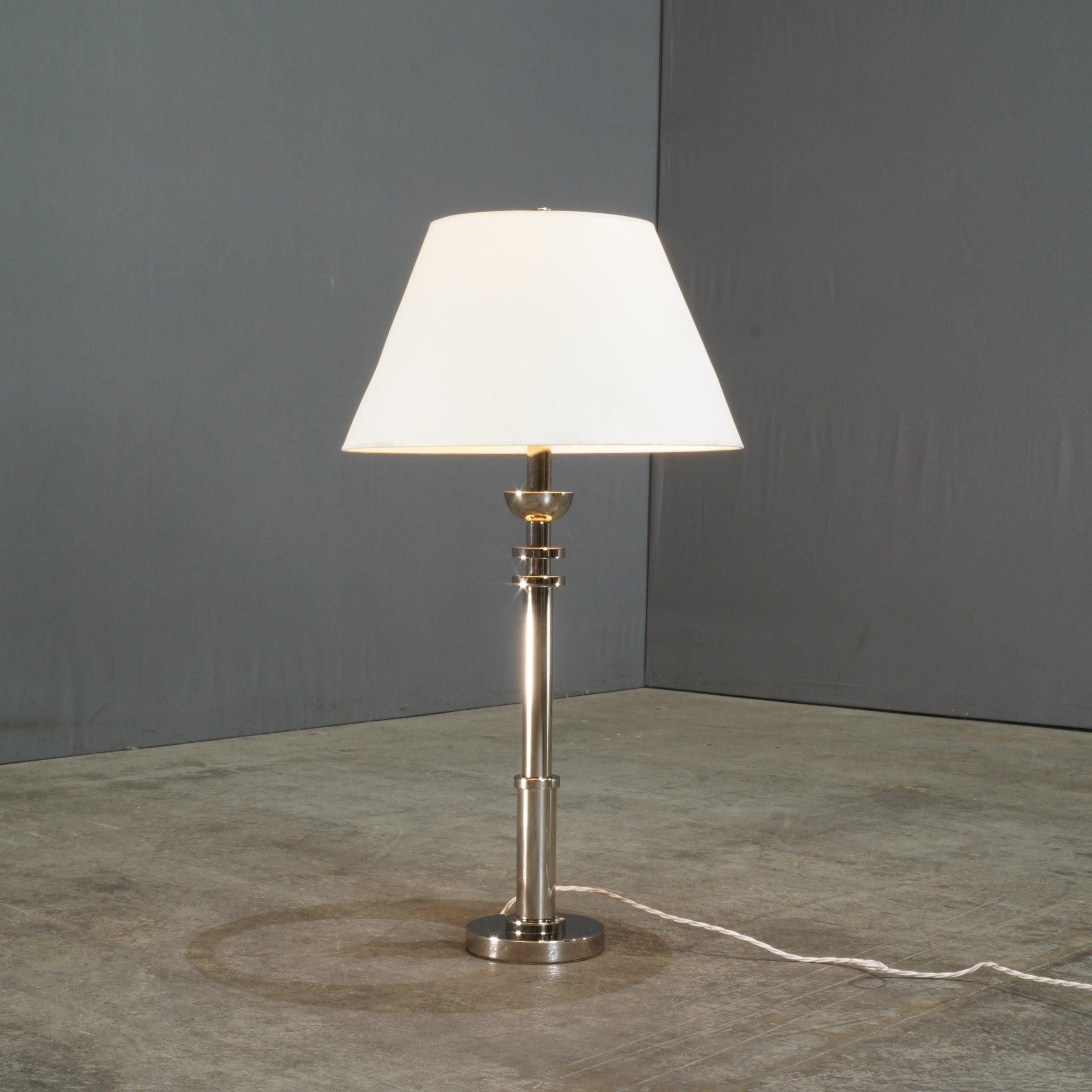 Moderne Lampe de table argentée Ralph Lauren en vente