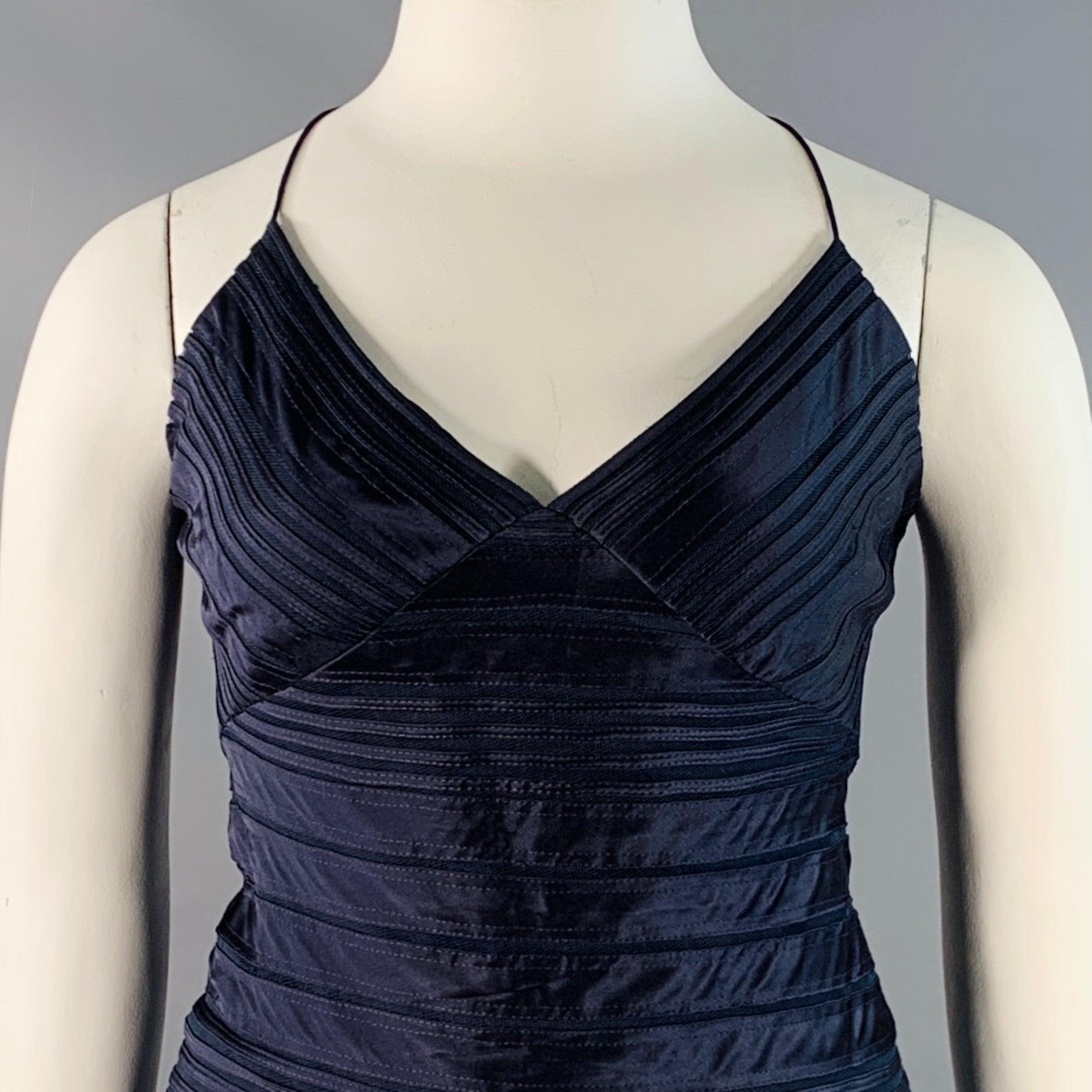 RALPH LAUREN COLLECTION Abendkleid
aus marineblauem Baumwollsatin mit überkreuzten Trägern, Netzstreifenmuster und Reißverschluss auf der Rückseite. Made in USA.Excellent Pre-Owned Condition. 

Markiert:   10 

Abmessungen: 
  Brustumfang: 40 Zoll