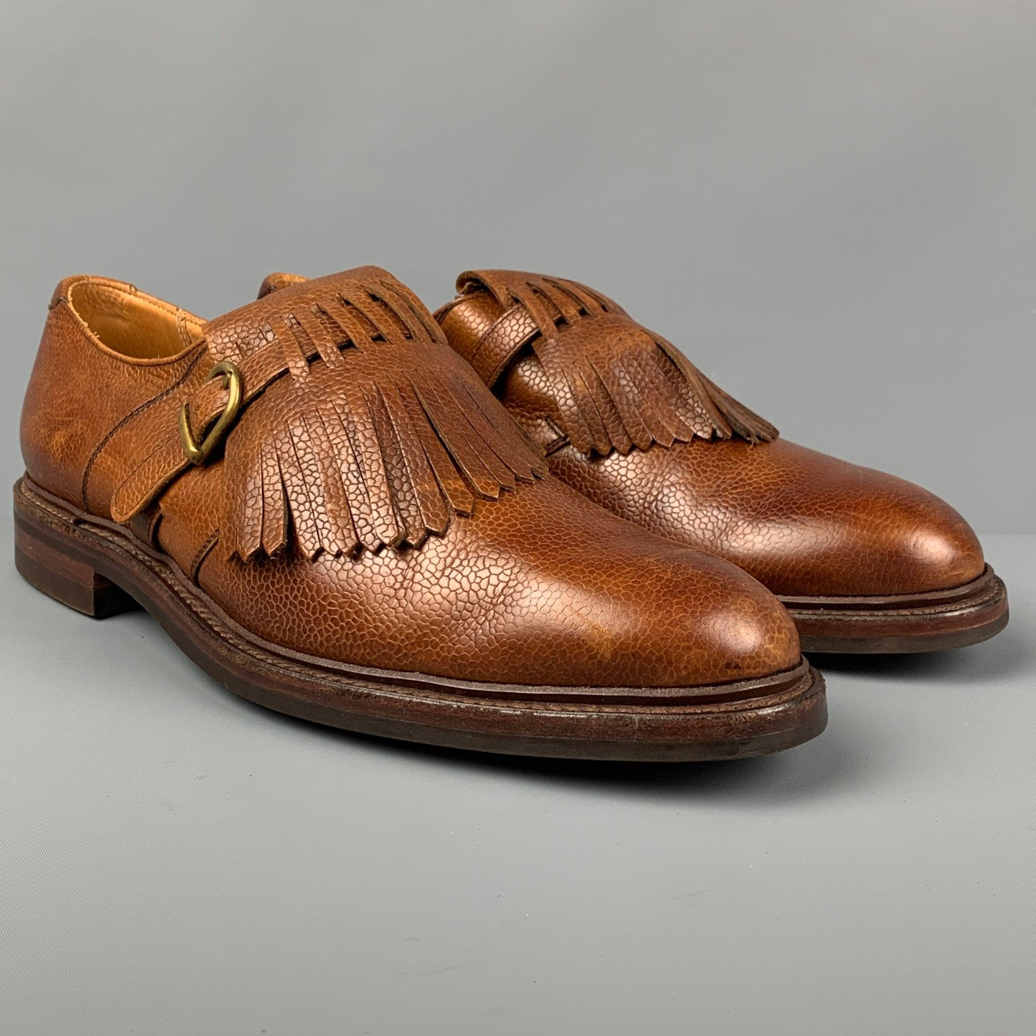 Les chaussures RALPH LAUREN sont en cuir fauve et présentent une boucle à frange sur le devant ainsi qu'une fermeture à lacets. Fabriqué en Angleterre.
Très bien
Etat d'occasion. 

Marqué :   10.5Semelle d'usure : 12.5 pouces  x 4,5 pouces 

  
  
