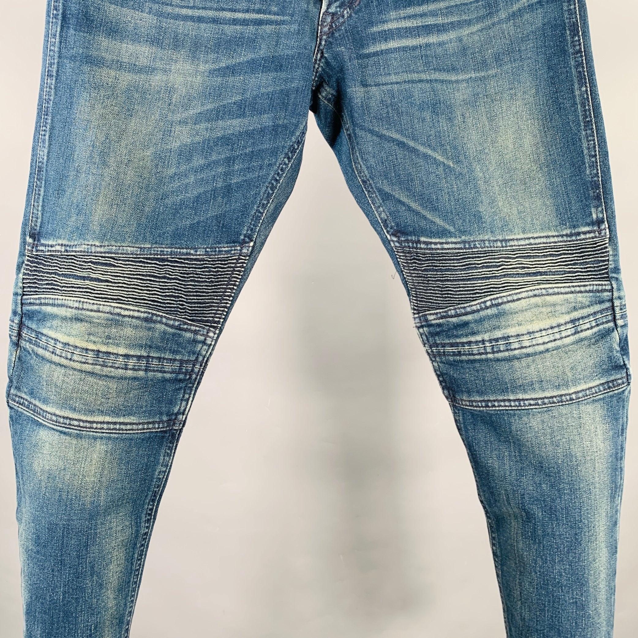 RALPH LAUREN BLACK LABEL jeans
in a blue denim featuring a tapered fit, zip coin pocket detail, and pleated knee design. Very Good Pre-Owned Condition. Some fading and signs of wear. 

Marked:   32/32. Please double check measurements.