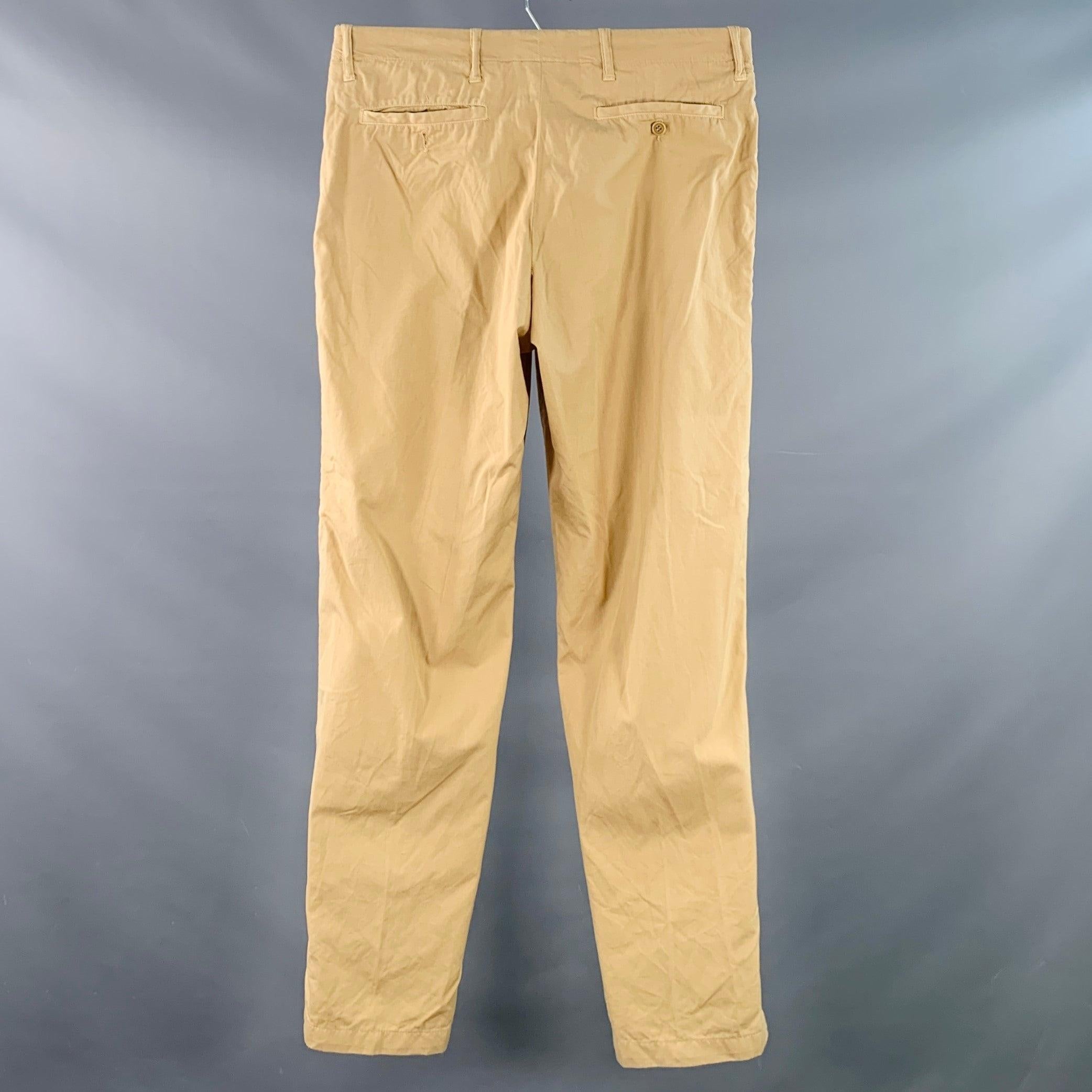 RALPH LAUREN PURPLE LABEL Freizeithose
aus khakifarbenem Baumwollgewebe mit faltigem Design, flacher Vorderseite und Hosenschlitz mit Reißverschluss. Made in Italy. sehr guter gebrauchter Zustand. Ein Knopf der Gesäßtasche fehlt, kleiner Fleck.