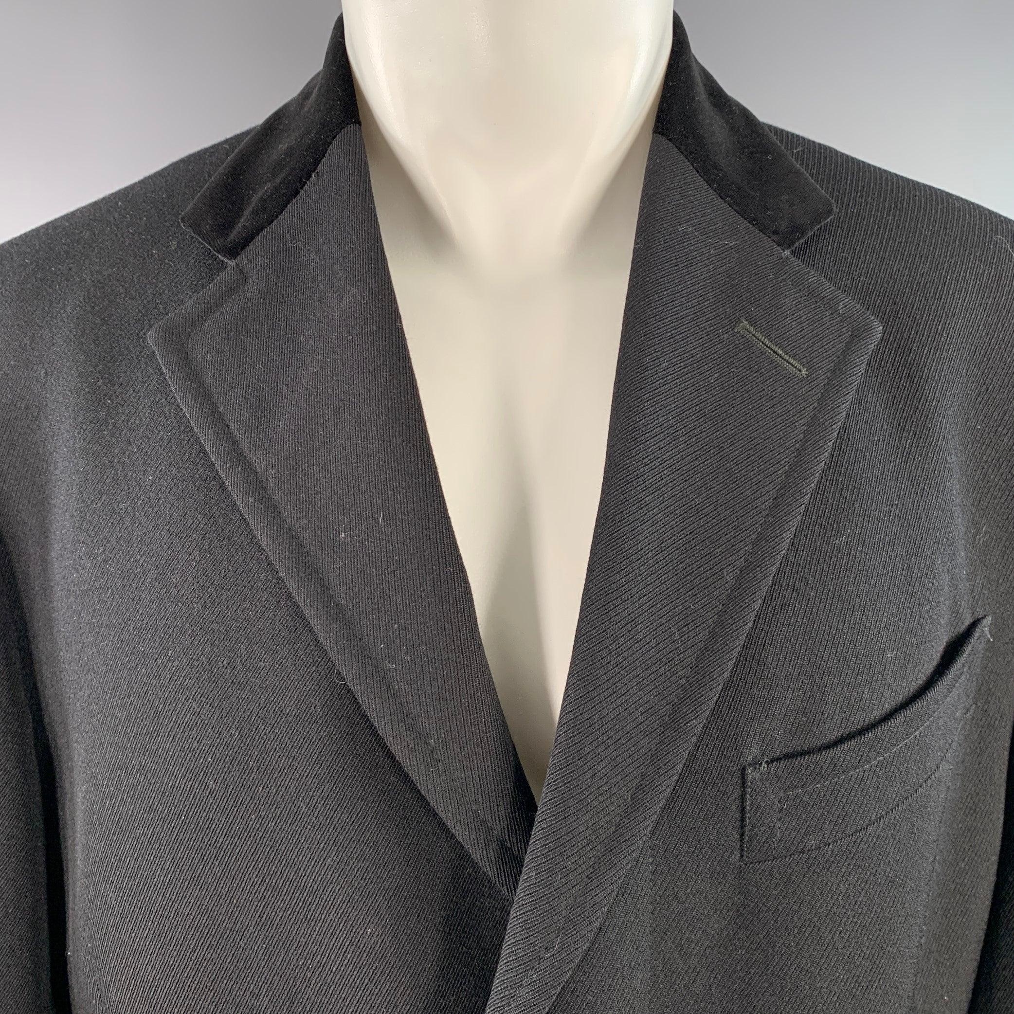Manteau POLO by RALPH LAUREN
en sergé de laine noire, avec un revers cranté en velours contrasté, plusieurs poches à glissière et à rabat, et une fermeture à bouton caché. Fabriqué en Italie. Excellent état. 

Marqué :   38 R 

Mesures : 
 
Épaule :