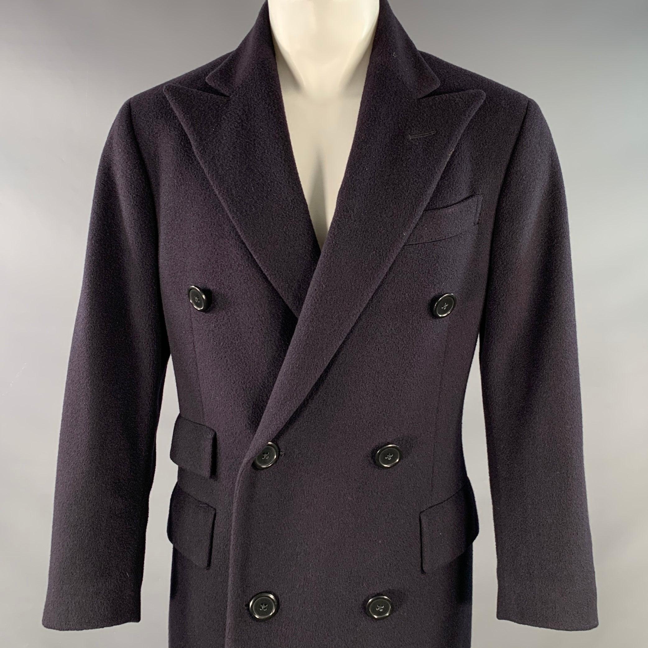 Manteau POLO by RALPH LAUREN
en cachemire bleu marine, avec un double boutonnage, un revers en pointe et une fermeture à double bouton. Fabriqué en Italie. Très bon état.
 Petites marques au revers de la veste. 

Marqué :   38 R 

Mesures : 
