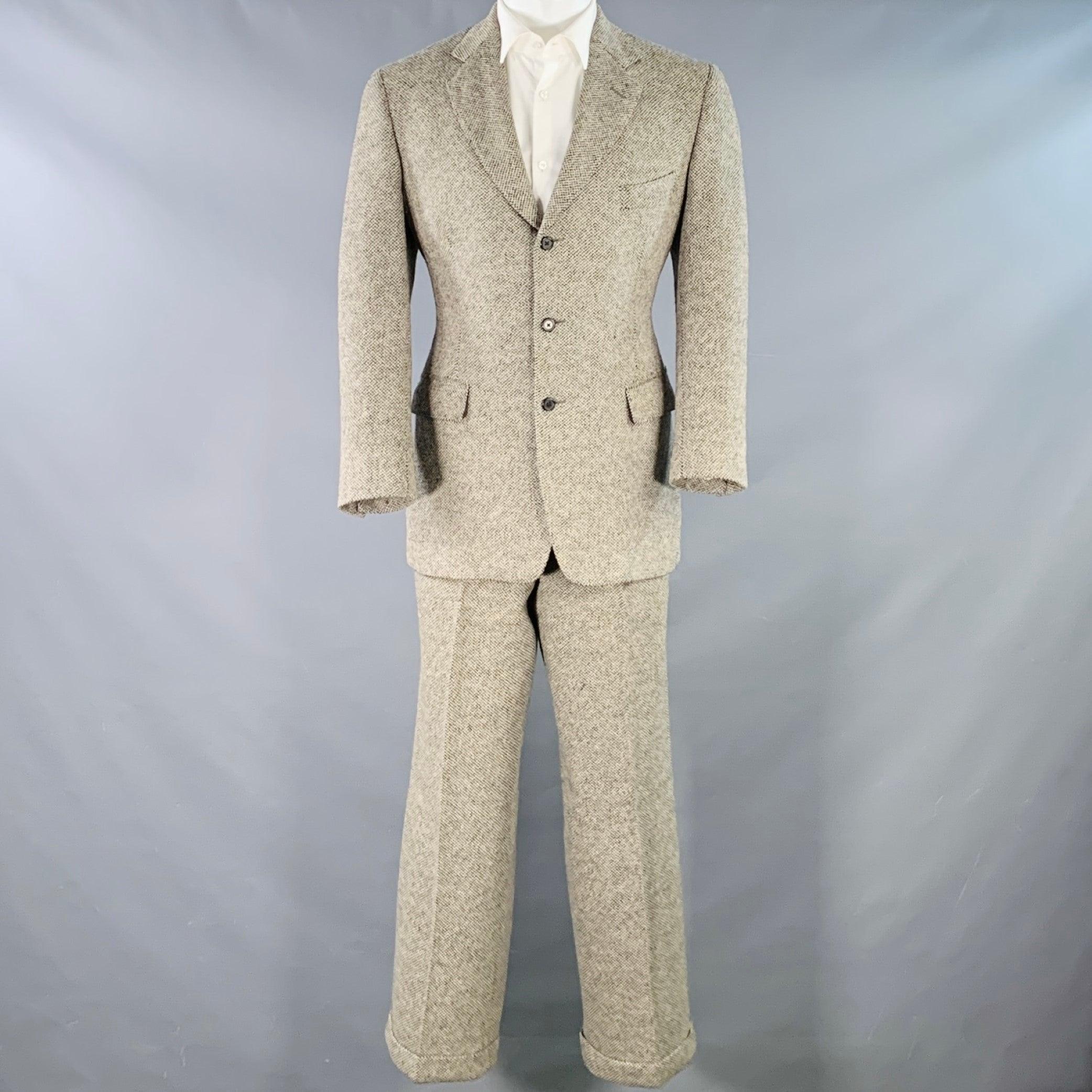 Costume POLO by RALPH LAUREN en tweed de laine noir et beige avec doublure complète, comprenant un manteau de sport à trois boutons avec revers cranté et un pantalon assorti à devant plat. Remarque : les manches de ce vêtement ont été modifiées par