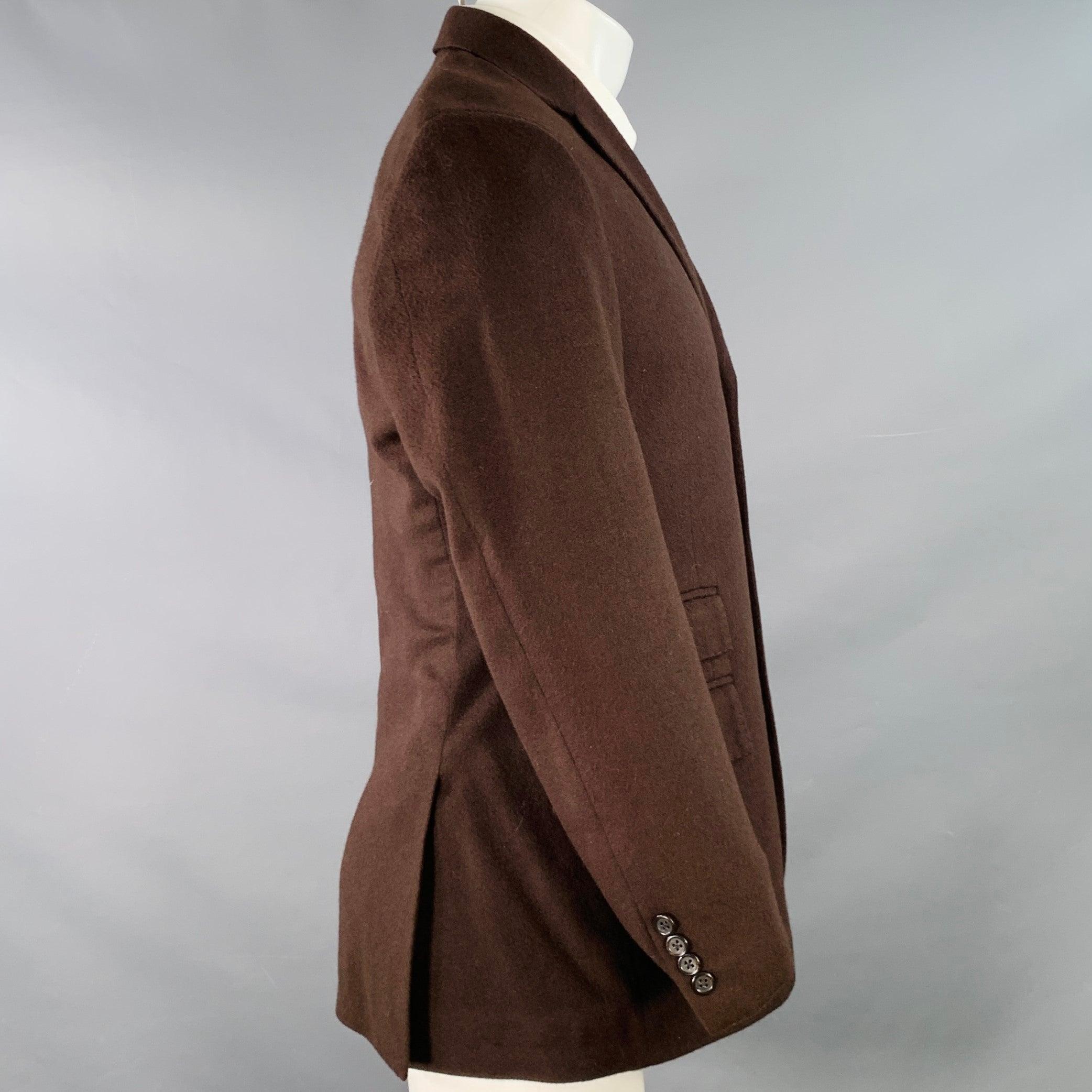 Manteau de sport POLO by RALPH LAUREN en cachemire marron avec revers échancré, dos doublement ventilé et double boutonnage. Remarque : les manches de ce vêtement ont été modifiées par des professionnels et leur longueur est légèrement inégale.