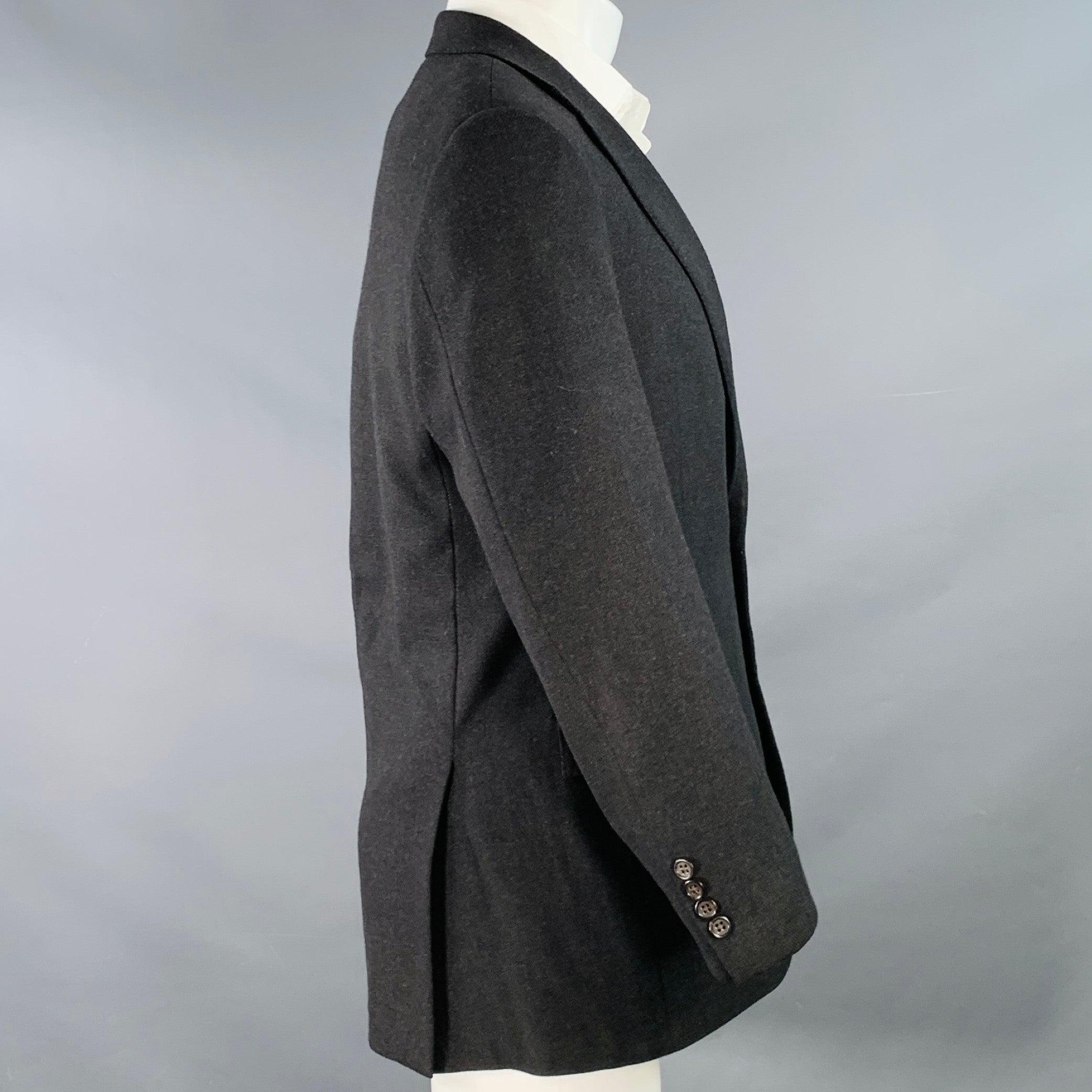 Manteau de sport POLO by RALPH LAUREN en laine grise et noire présentant un motif tissé, un revers échancré, un dos doublement ventilé et une fermeture à double bouton. Remarque : les manches de ce vêtement ont été modifiées par des professionnels