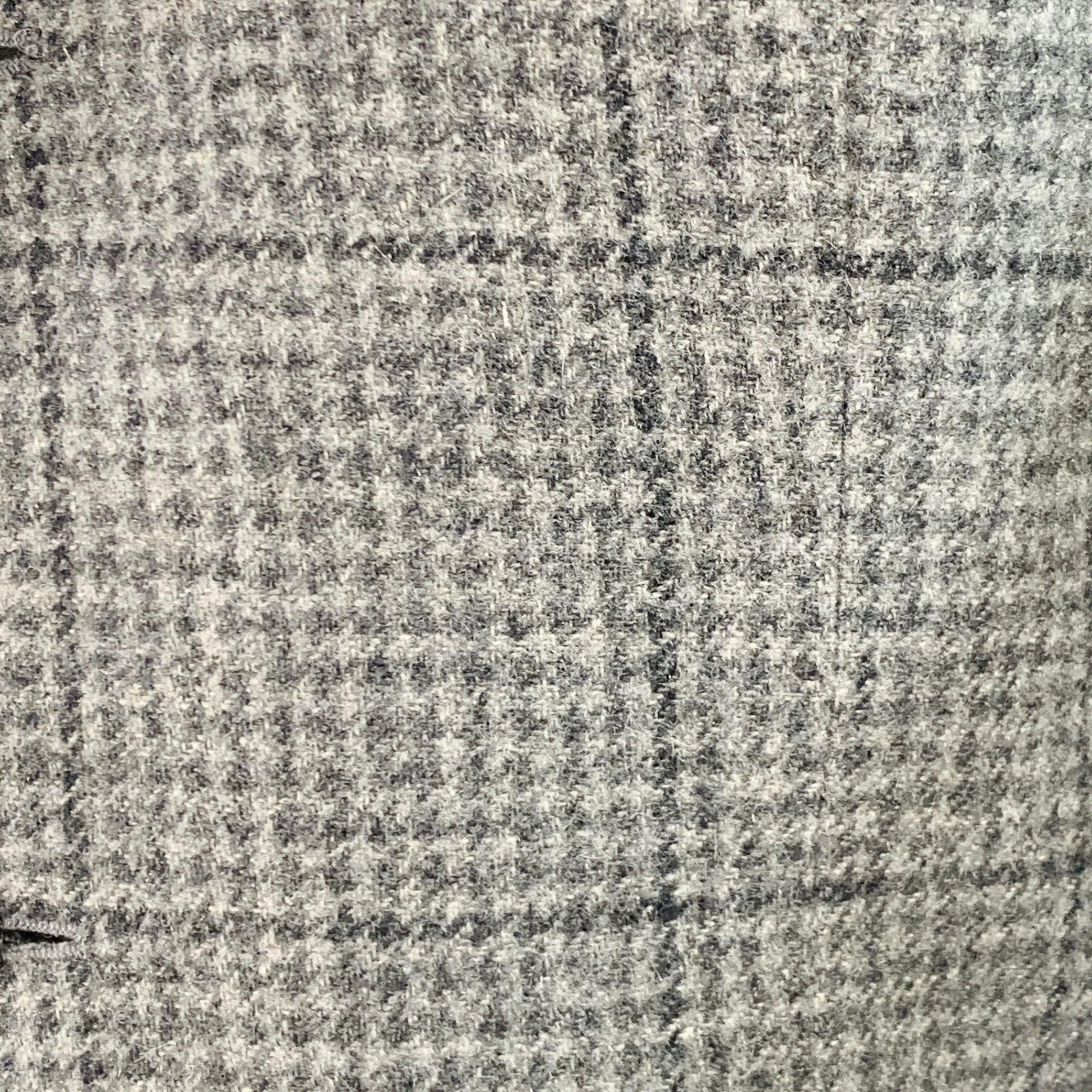 Manteau de sport POLO by RALPH LAUREN en cachemire gris et gris clair présentant un motif écossais, un revers à encoche, un dos doublement ventilé et une fermeture à trois boutons. Remarque : les manches de ce vêtement ont été modifiées par des