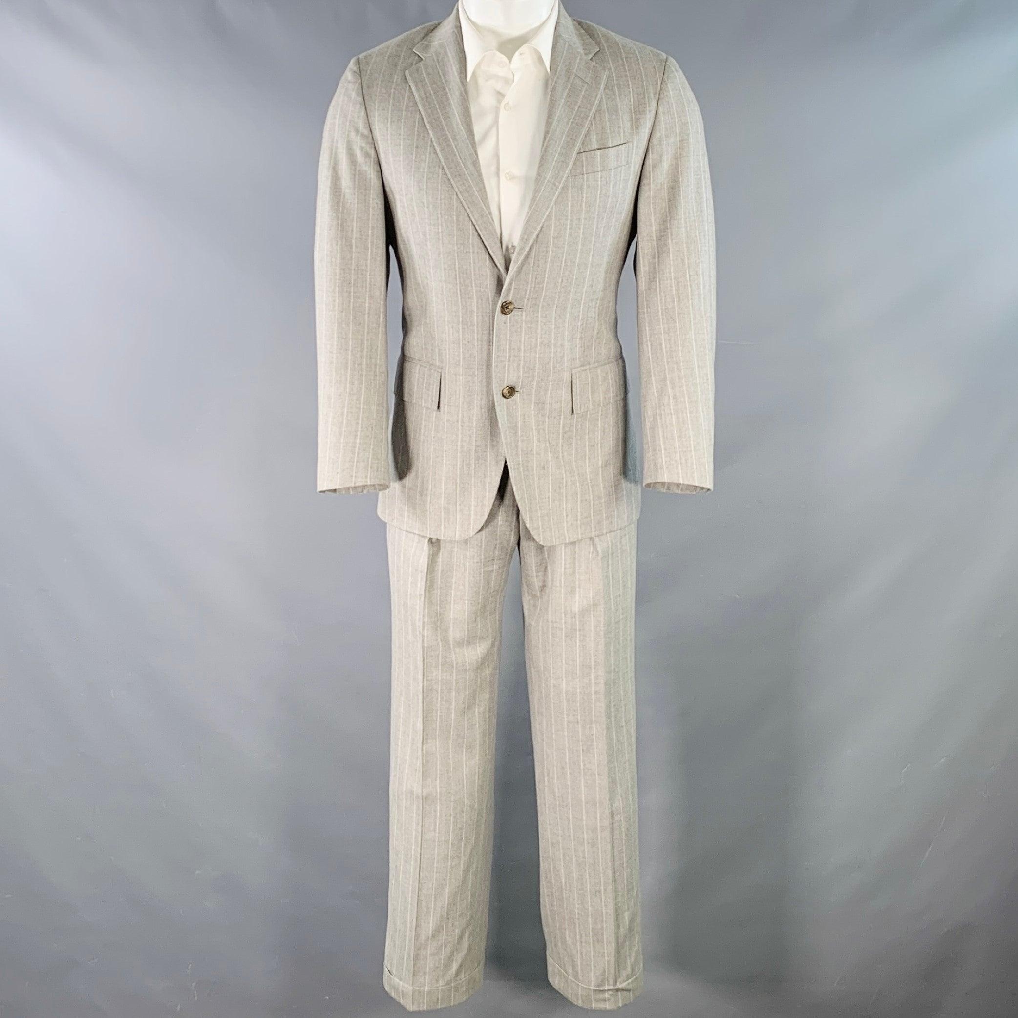 Costume POLO by RALPH LAUREN en laine à rayures gris et gris clair avec doublure intégrale, comprenant un manteau de sport à double boutonnage avec revers à cran et un pantalon à plis assorti.
Fabriqué en Italie. Très bon état.
Plusieurs marques
