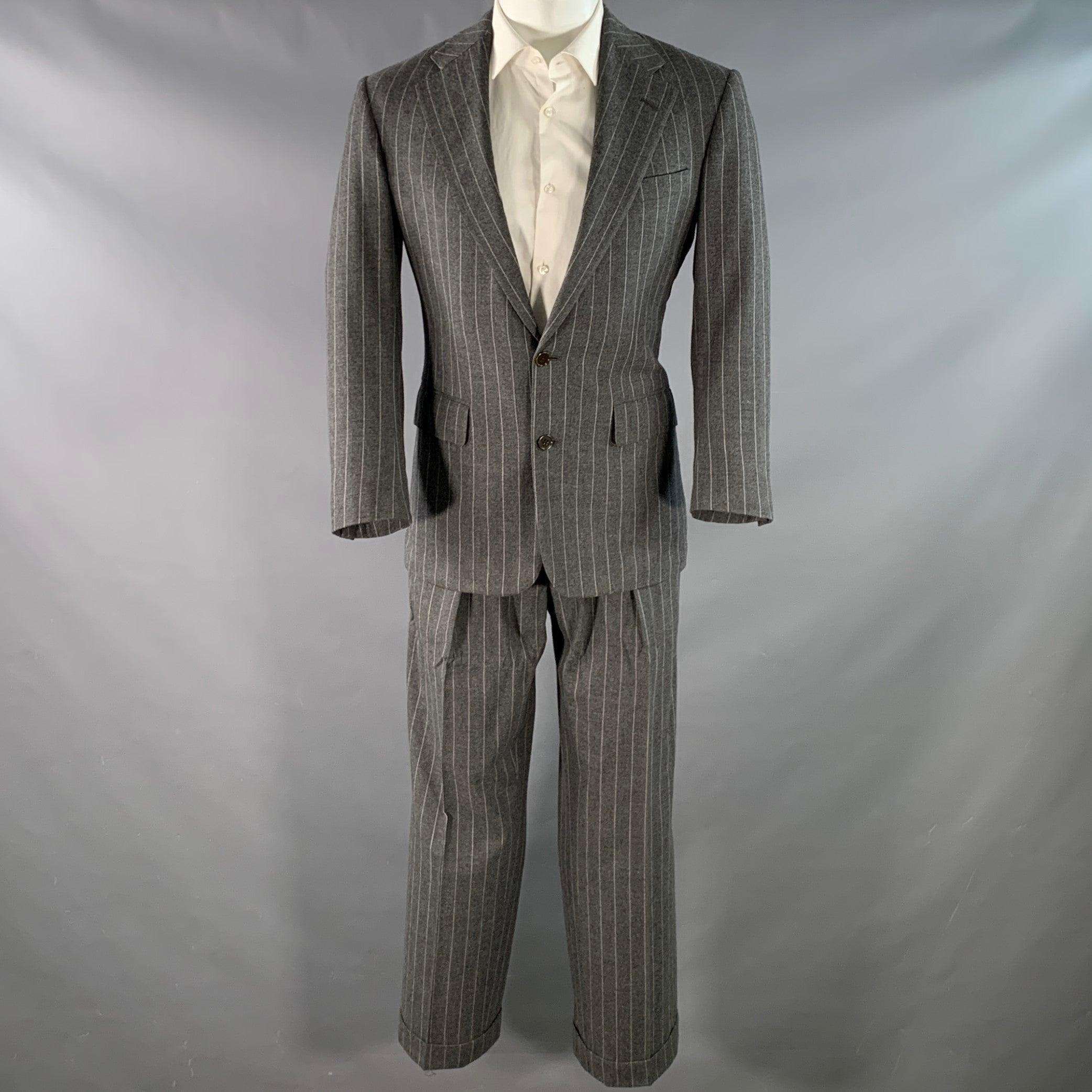 Costume RALPH LAUREN PURPLE LABEL en laine grise et blanche à rayures craie avec doublure intégrale, comprenant un manteau de sport à double boutonnage à revers échancré et un pantalon à plis assorti. Remarque : les manches de ce vêtement ont été